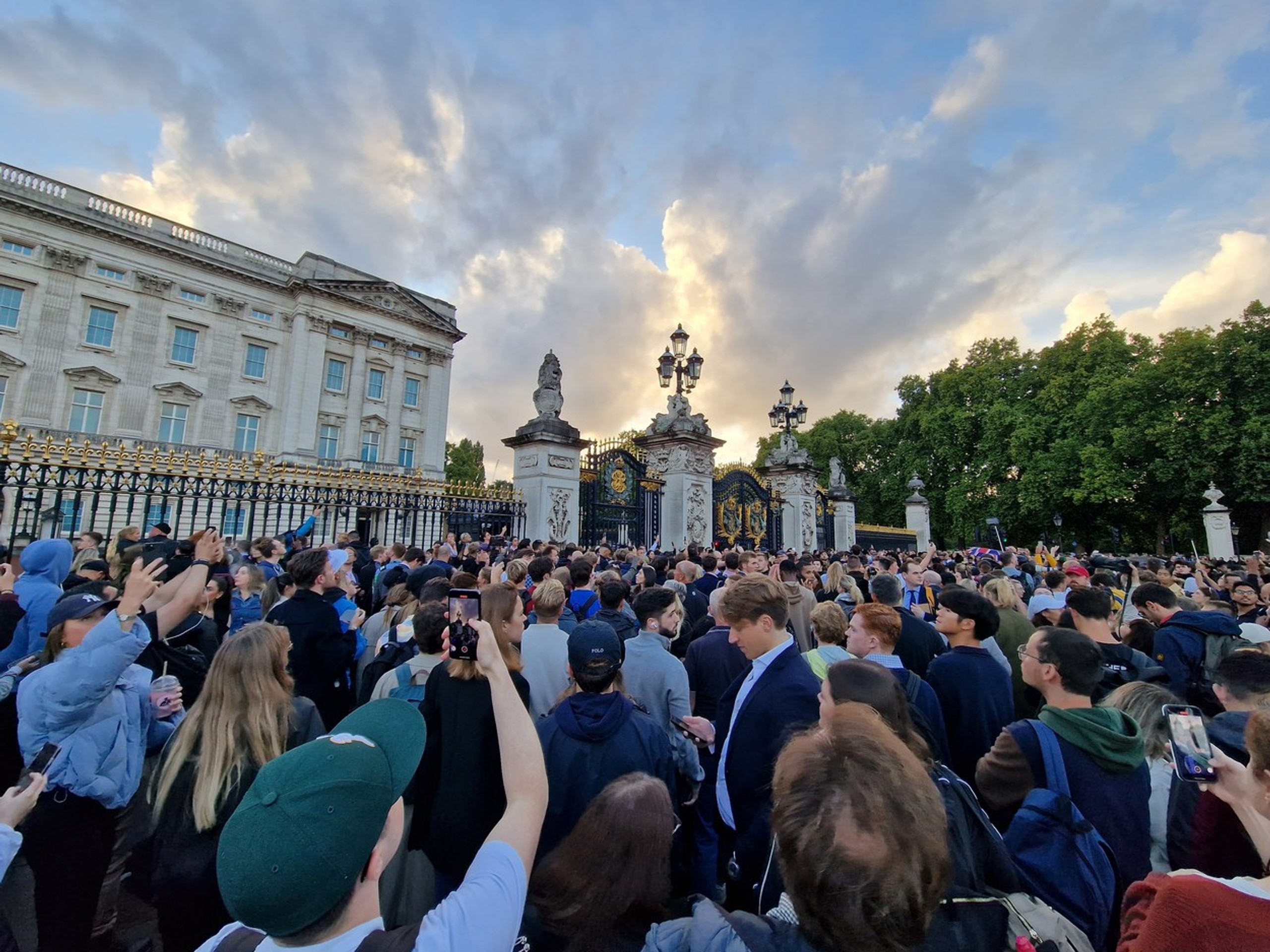 Davy ľudí pred Buckinghamským palácom.