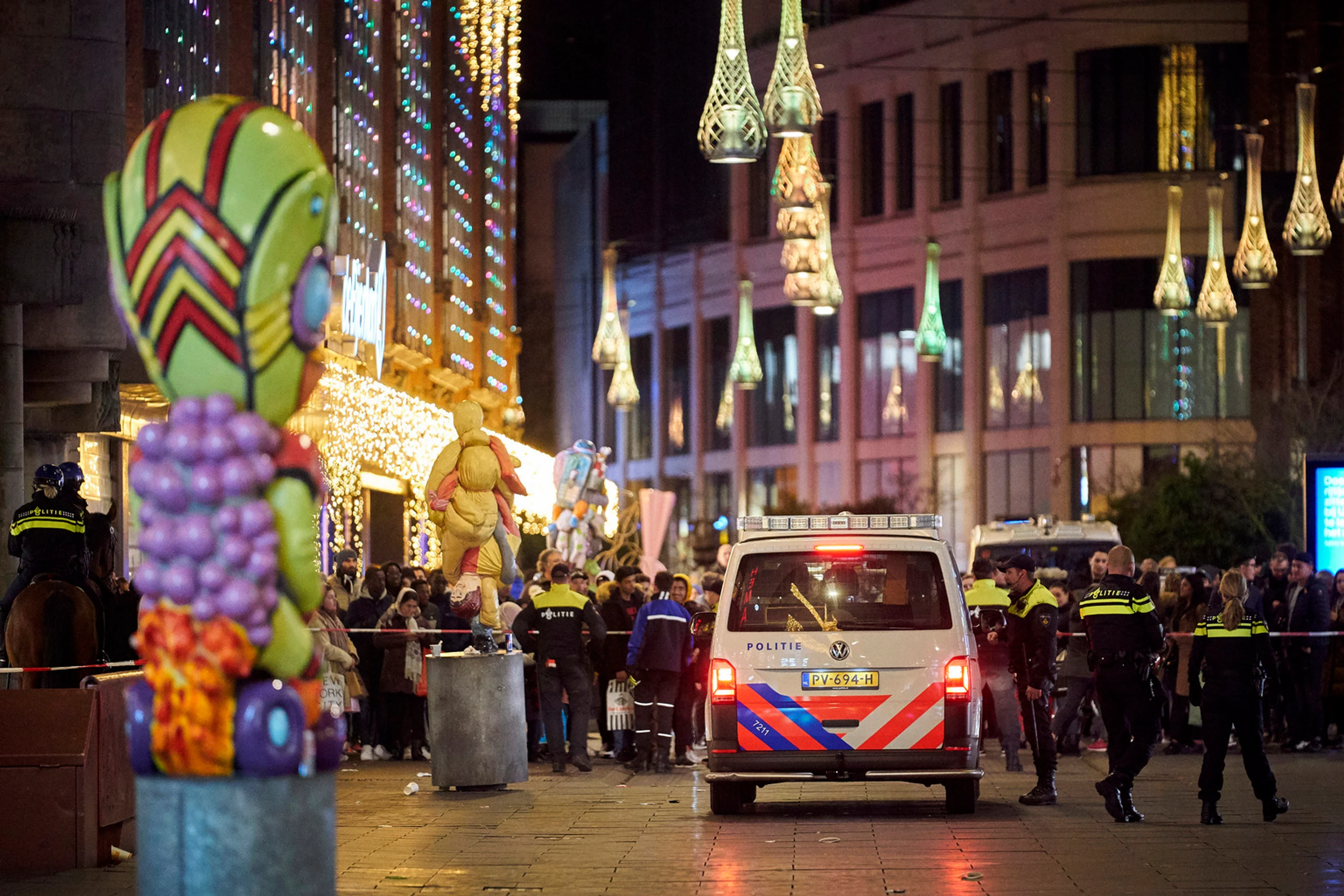 Zákazníci opúšťajú nákupné centrum v holandskom Haagu po útoku nožom.