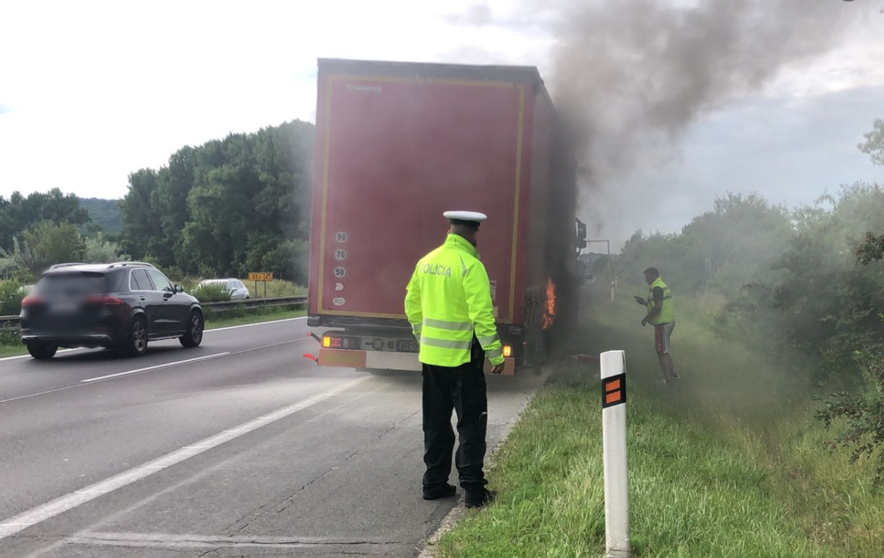 Horiaci kamión na D2.