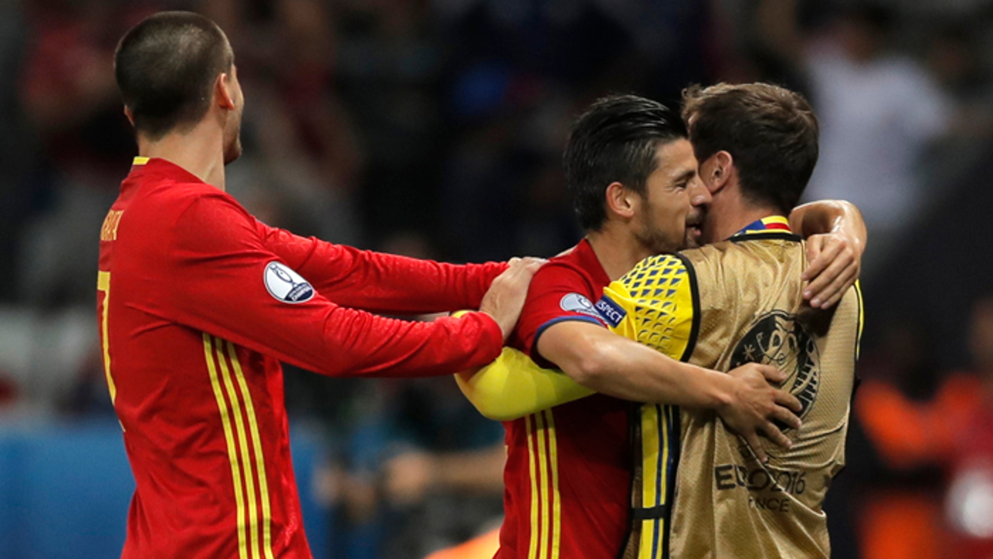 Španiel Nolito (v strede) oslavuje druhý gól proti Turecku s brankárom Ikerom Casillasom a Alvaro Moratom.