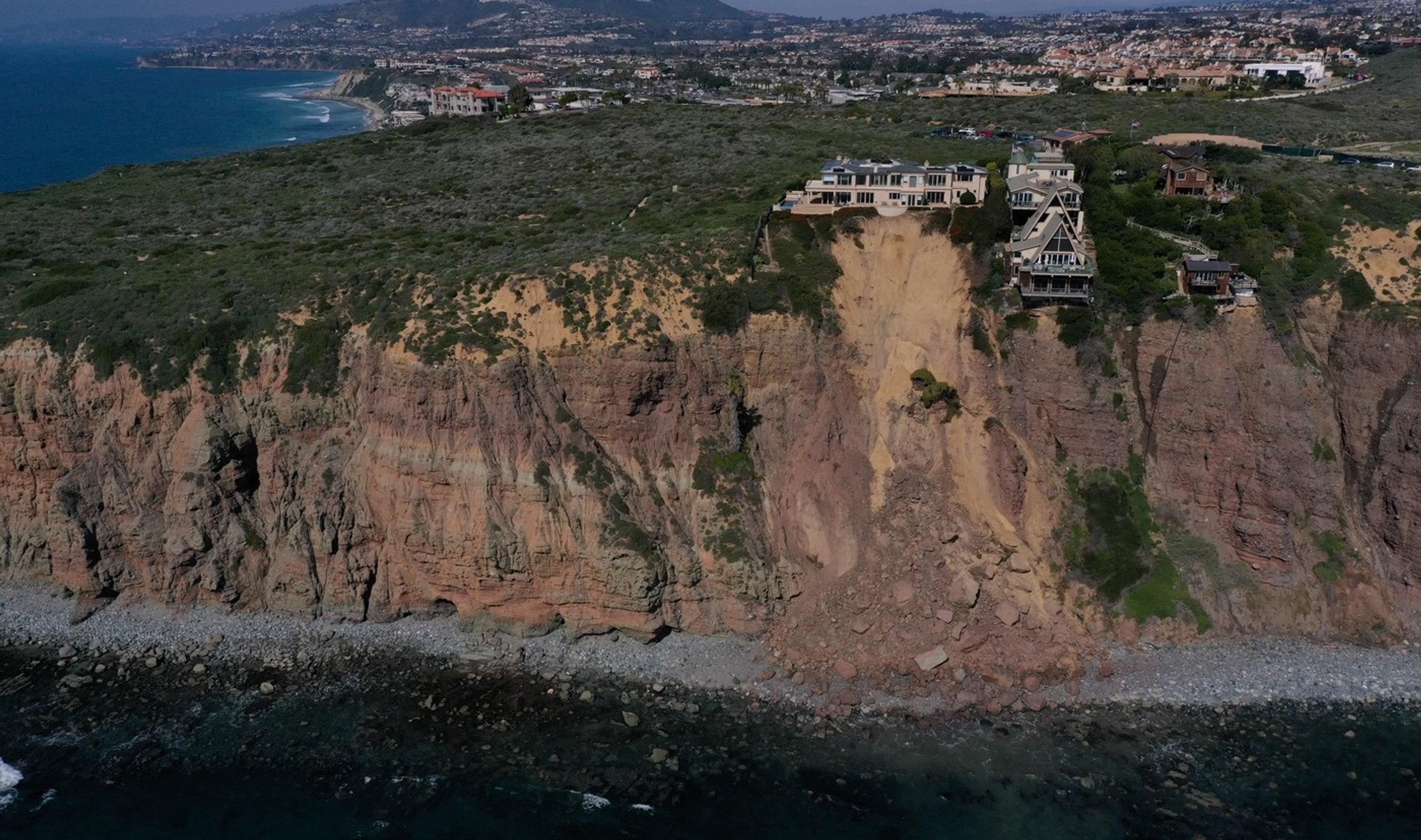 Zosuvmi ohrozené domy na útese v južnej Kalifornii.
