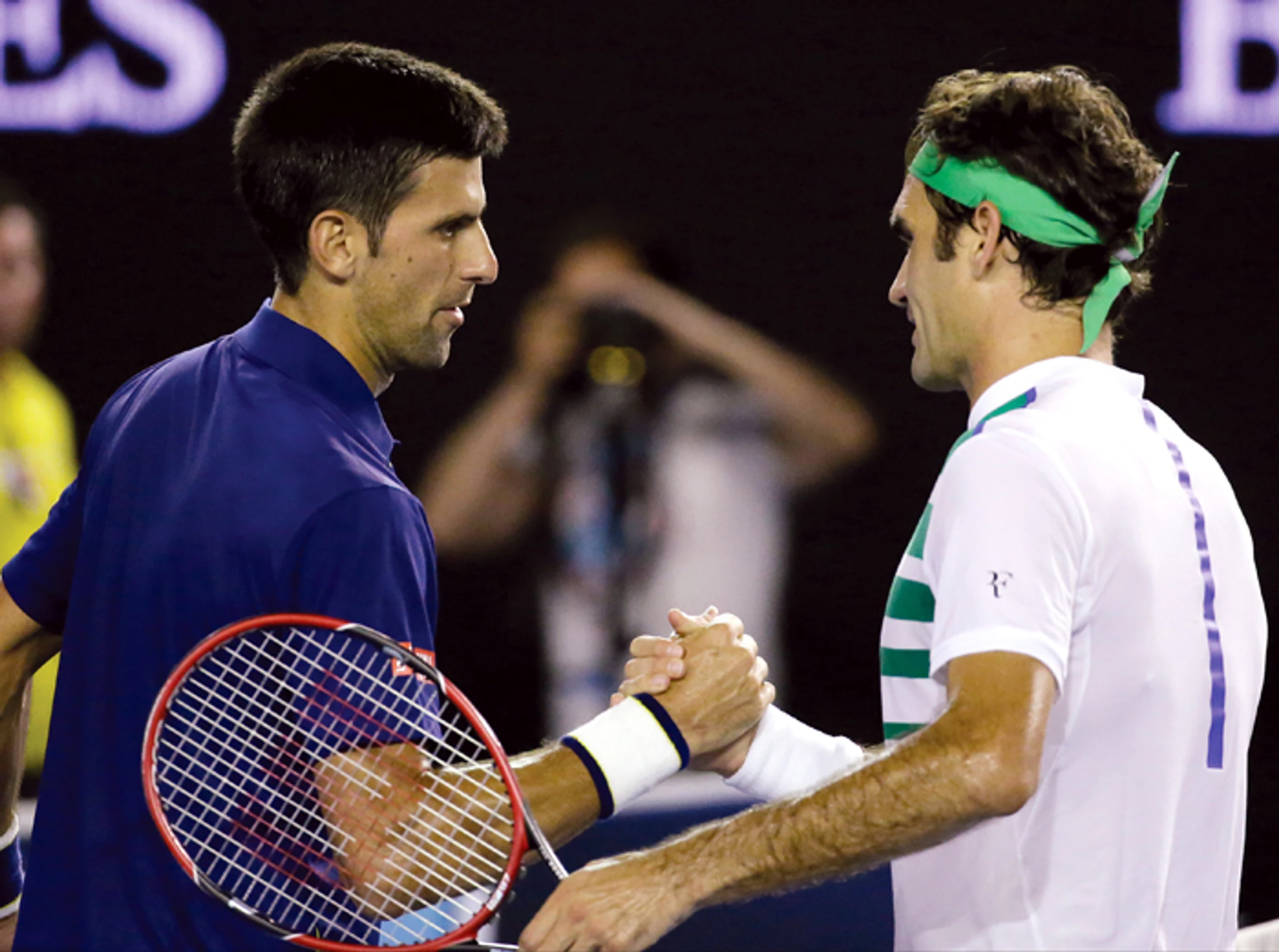 Roger Federer gratuluje Novakovi Djokovičovi po postupe do finále Australian Open.