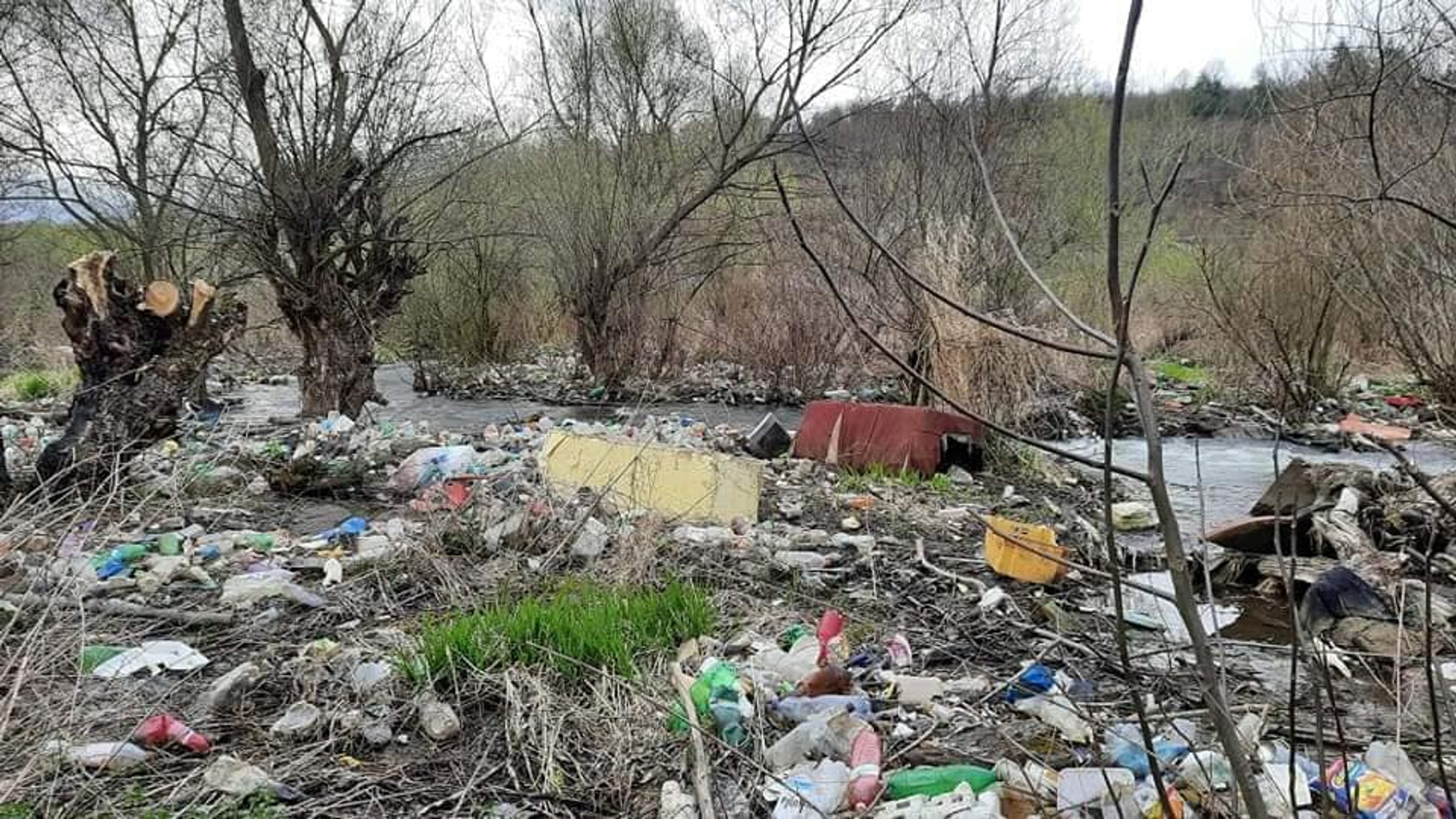 Čierna skládka v obci Jasov