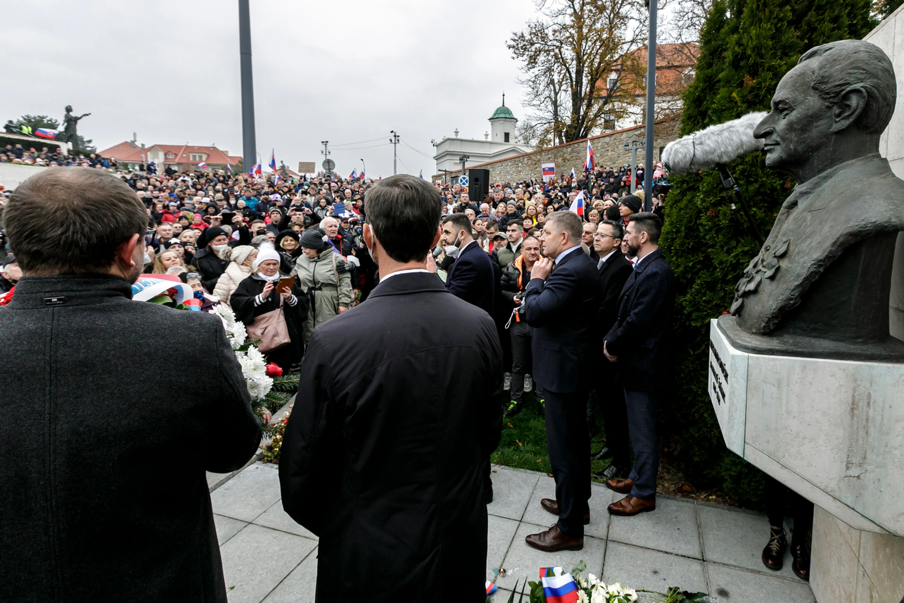 Predstavitelia strany Smer-SD prišli položiť veniec k buste Alexandra Dubčeka pred Národnou radou SR.
