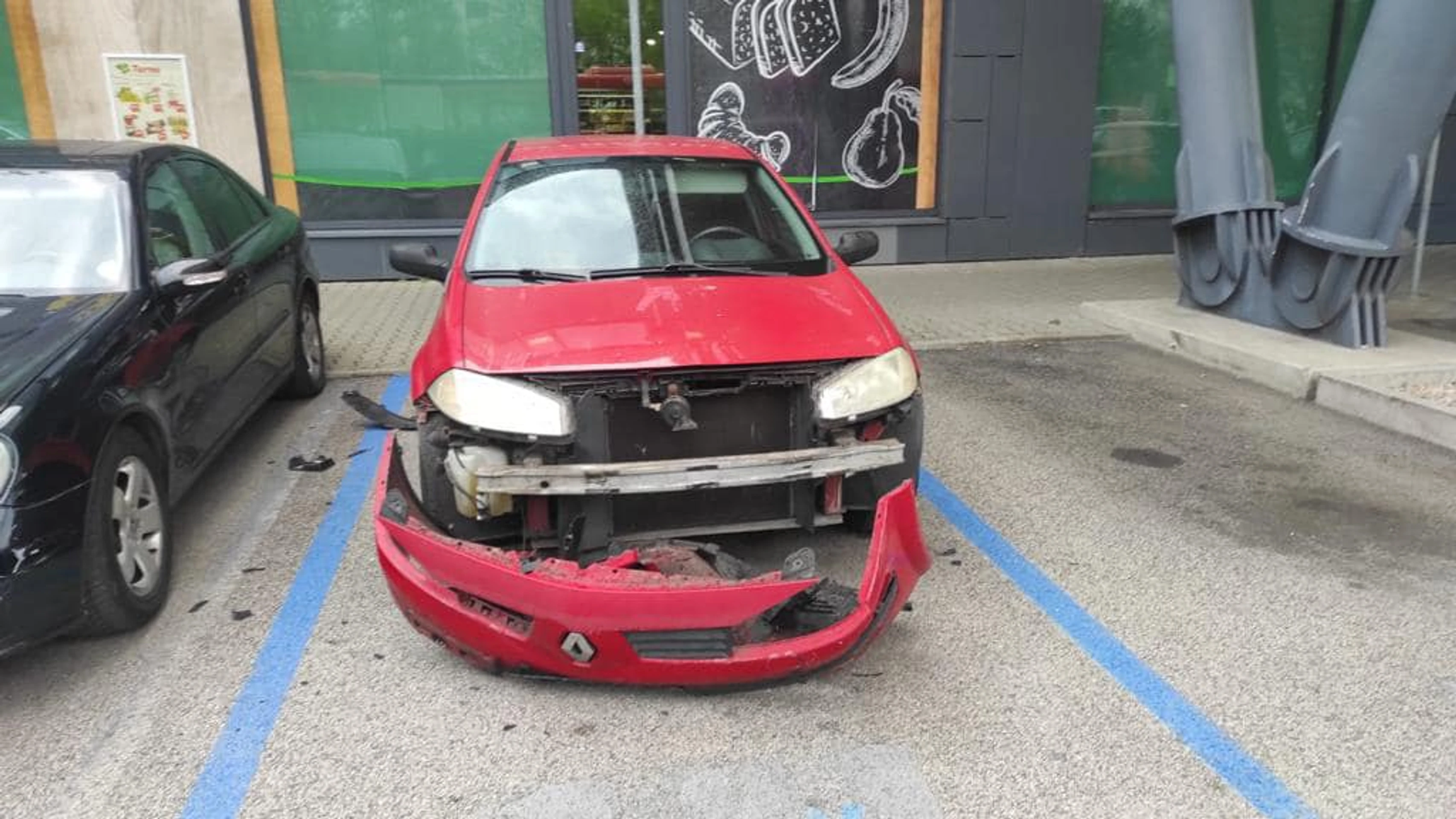 Zdemolované auto na parkovisku v Petržalke.