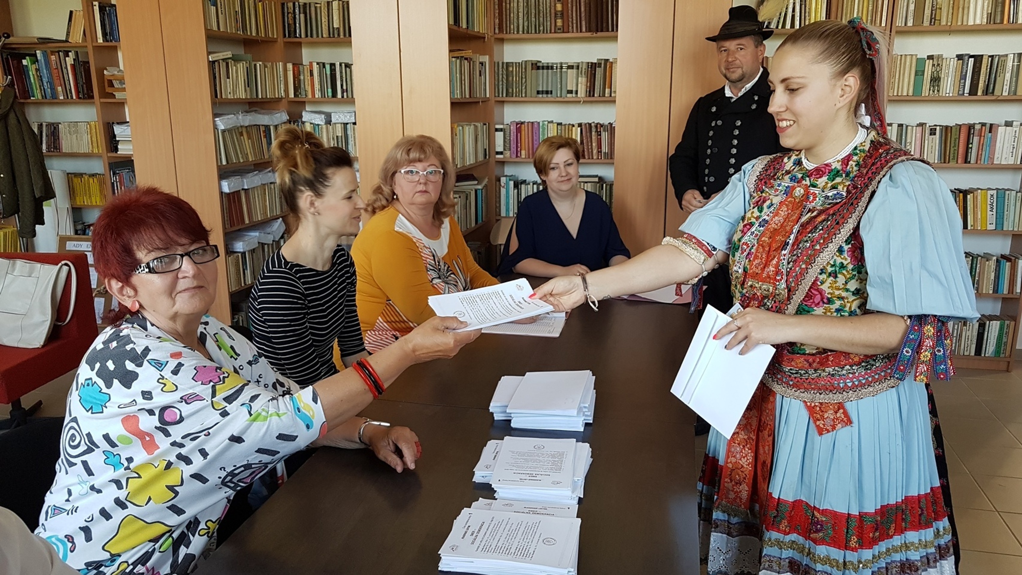 Zuzana Čaputová vo volebnej miestnosti.