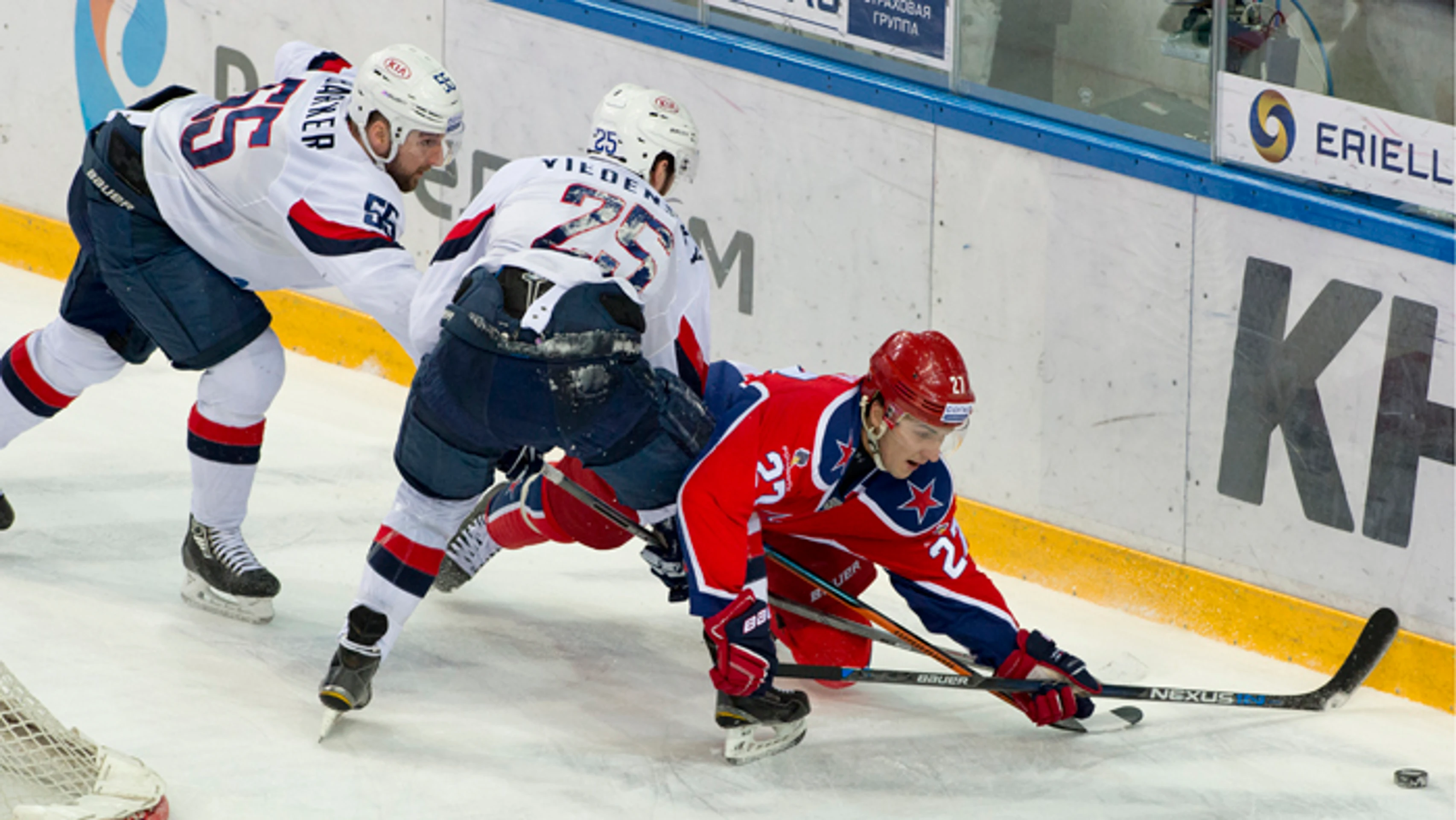 Zľava Kim Barker, Marek Viedenský (obaja Slovan) a Kirill Petrov (CSKA) počas druhého stretnutia 1. kola play off KHL.