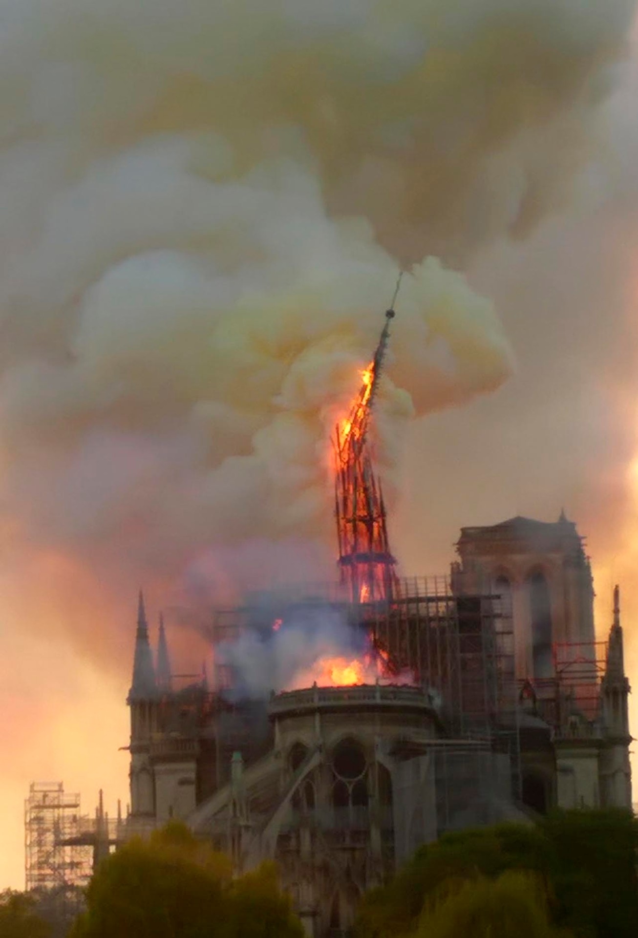 Horiaca katedrála Notre-Dame.