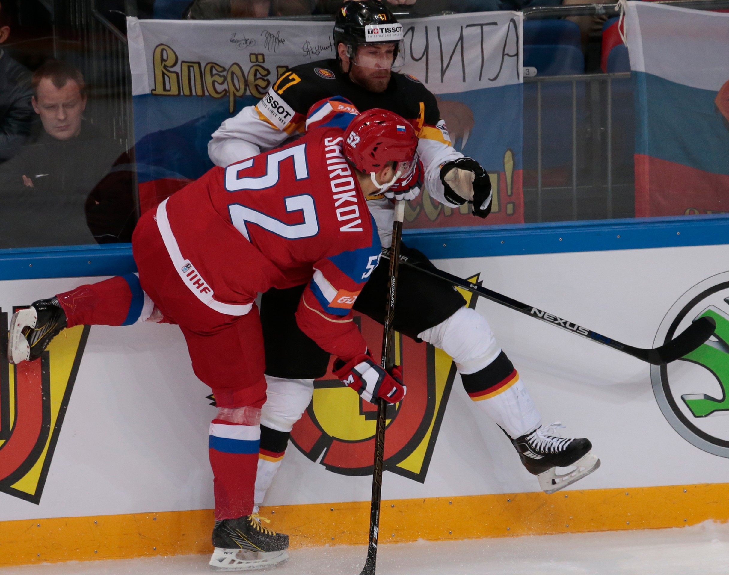 Rus Sergej Širokov (vľavo) v súboji pri mantineli s Nemcom Marcusom Kinkom v zápase štvrťfinále MS v Rusku.