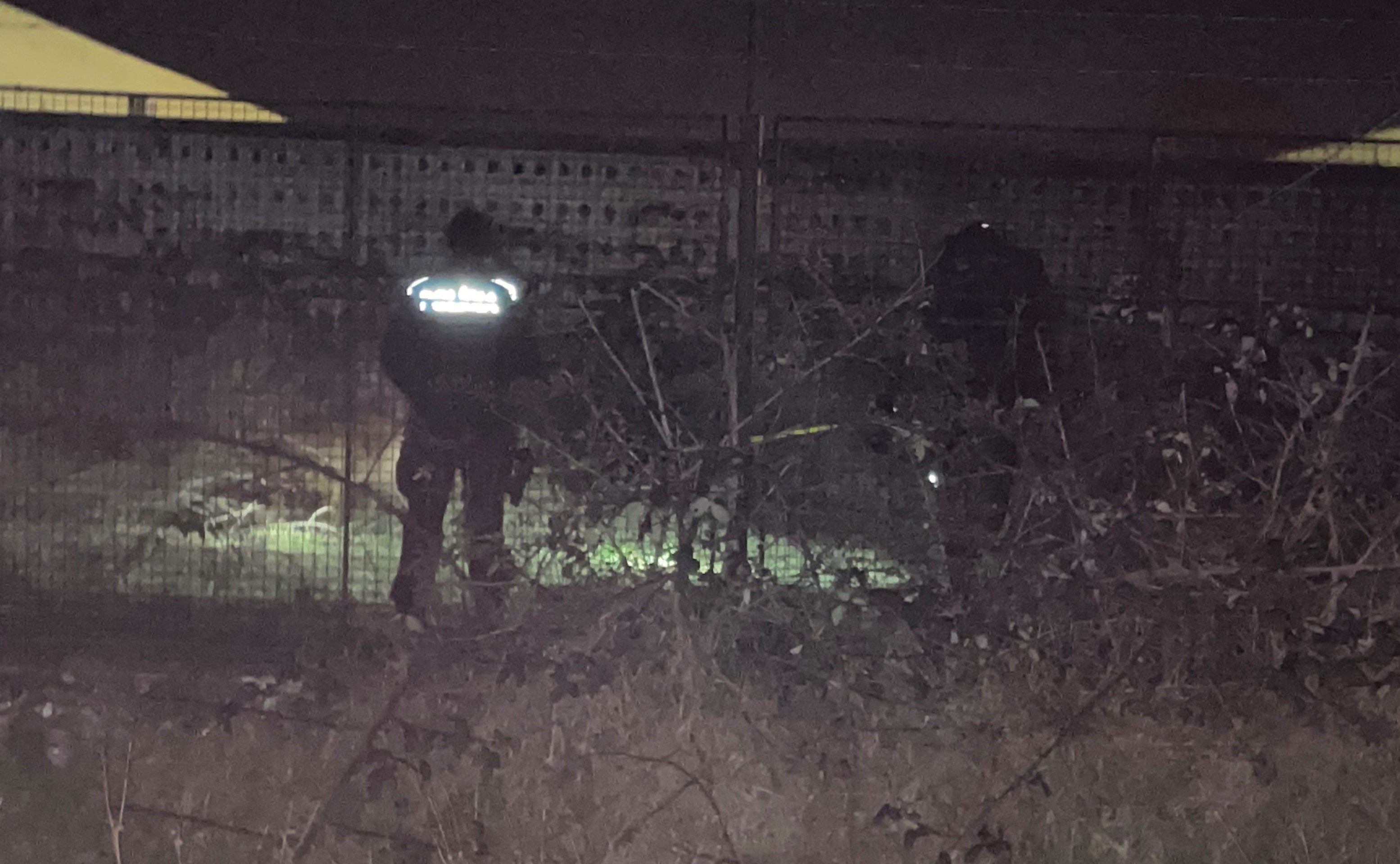 Krátko po udalosti policajti prehľadávali okolie miesta streľby.