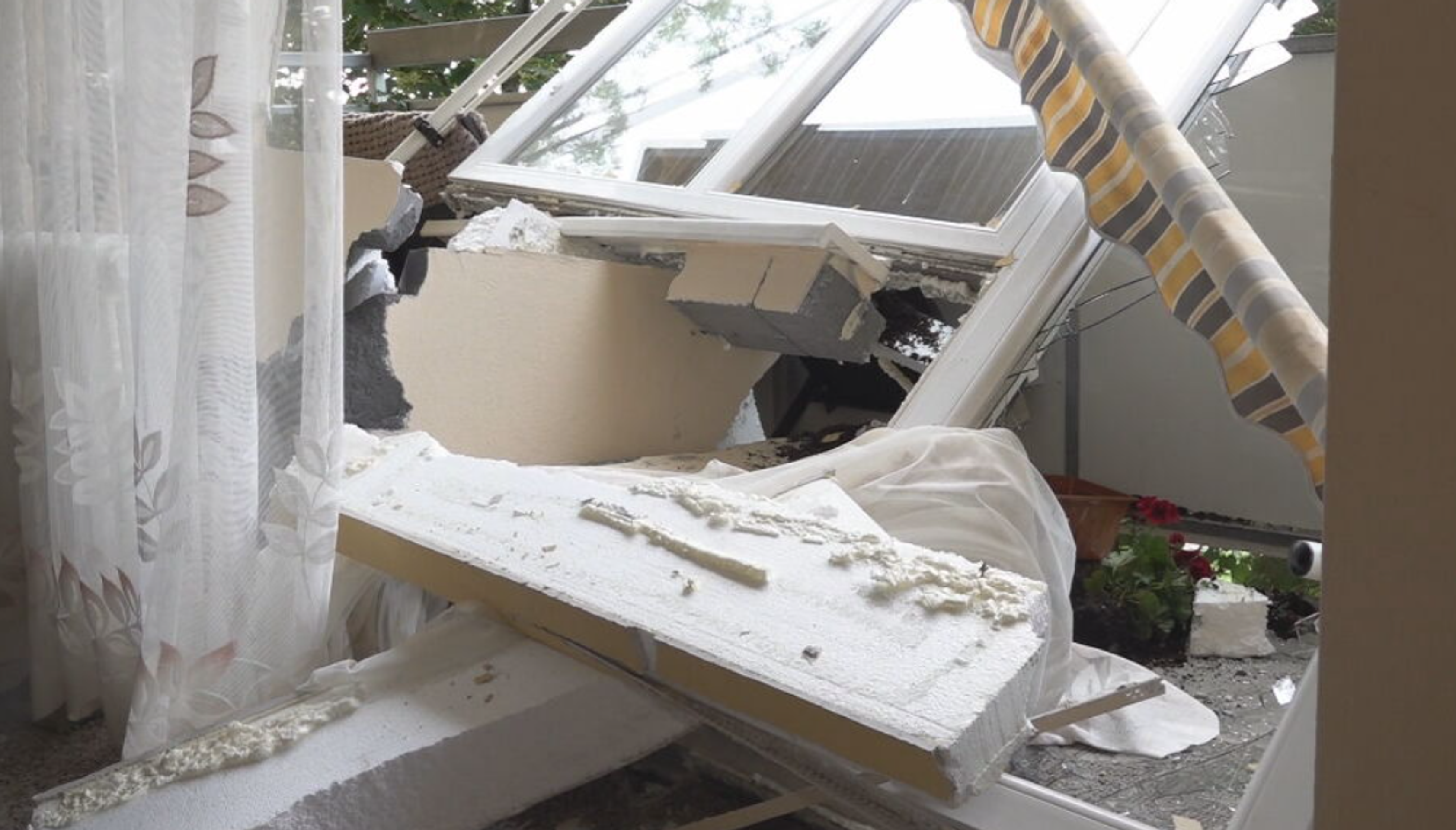 Tlaková vlna vyvalila aj balkónové dvere.