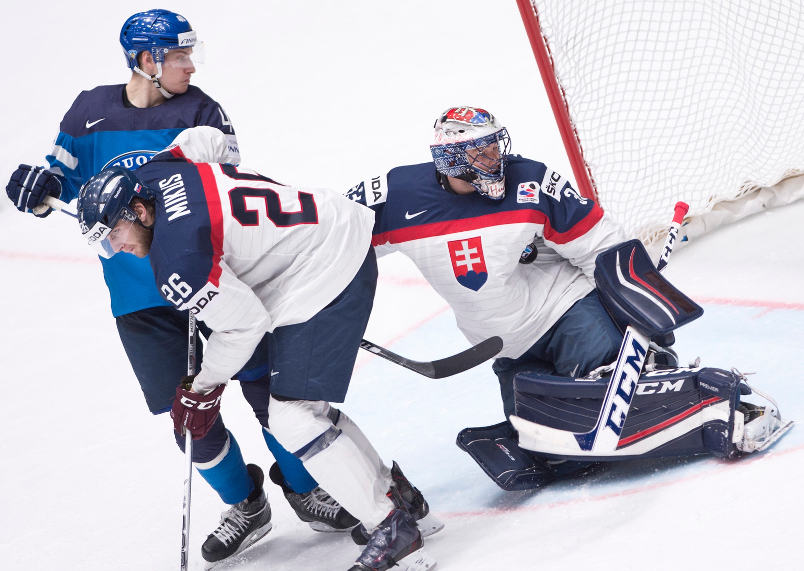 Brankár Július Hudáček, Juraj Mikuš a Jarmo Koskiranta v zápase B-skupiny Slovensko - Fínsko.
