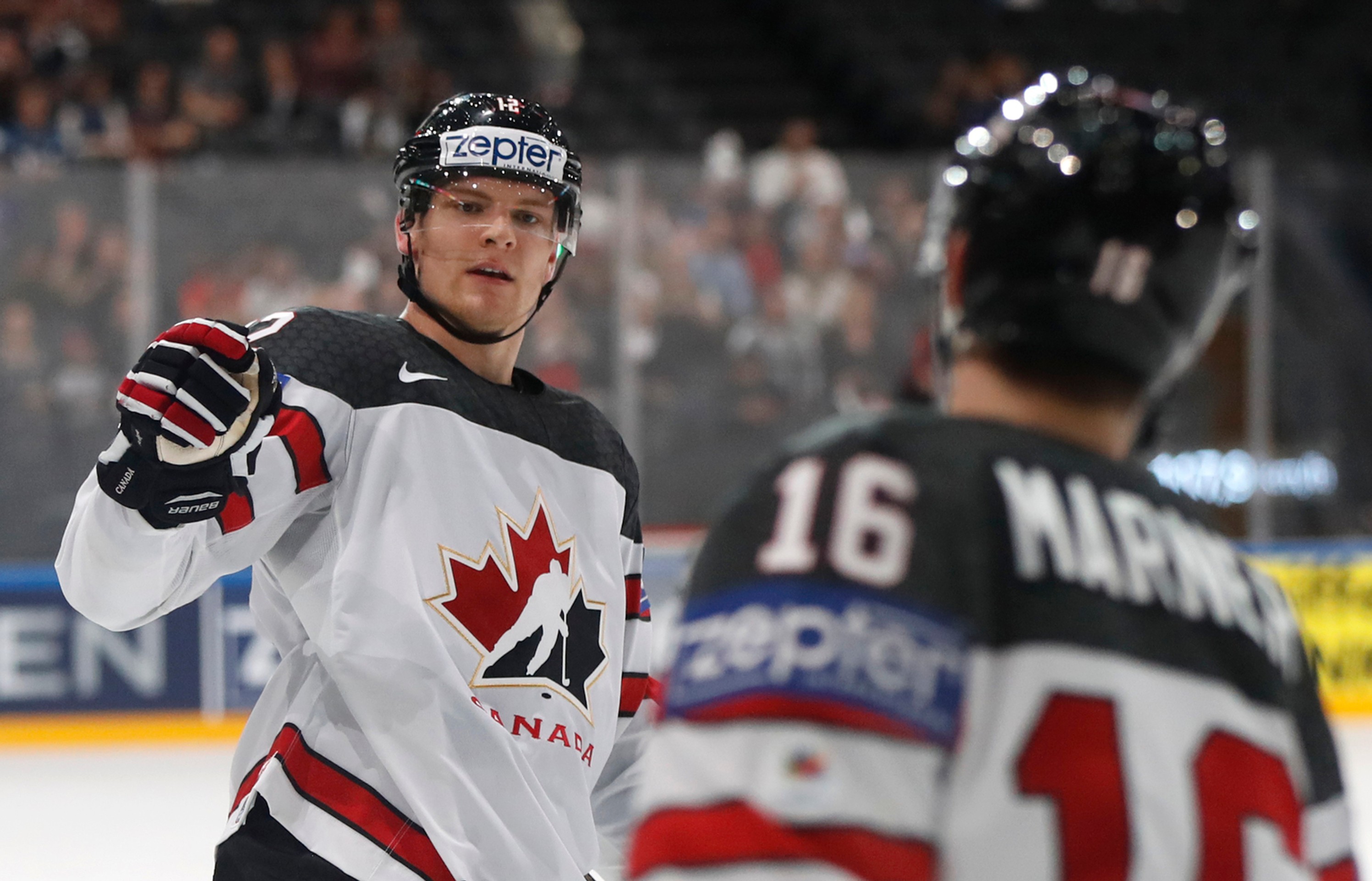Colton Parayko (vľavo) a jeho kanadský spoluhráč Mitch Marner sa tešia zo zásahu proti Nórsku v stretnutí MS 2017.