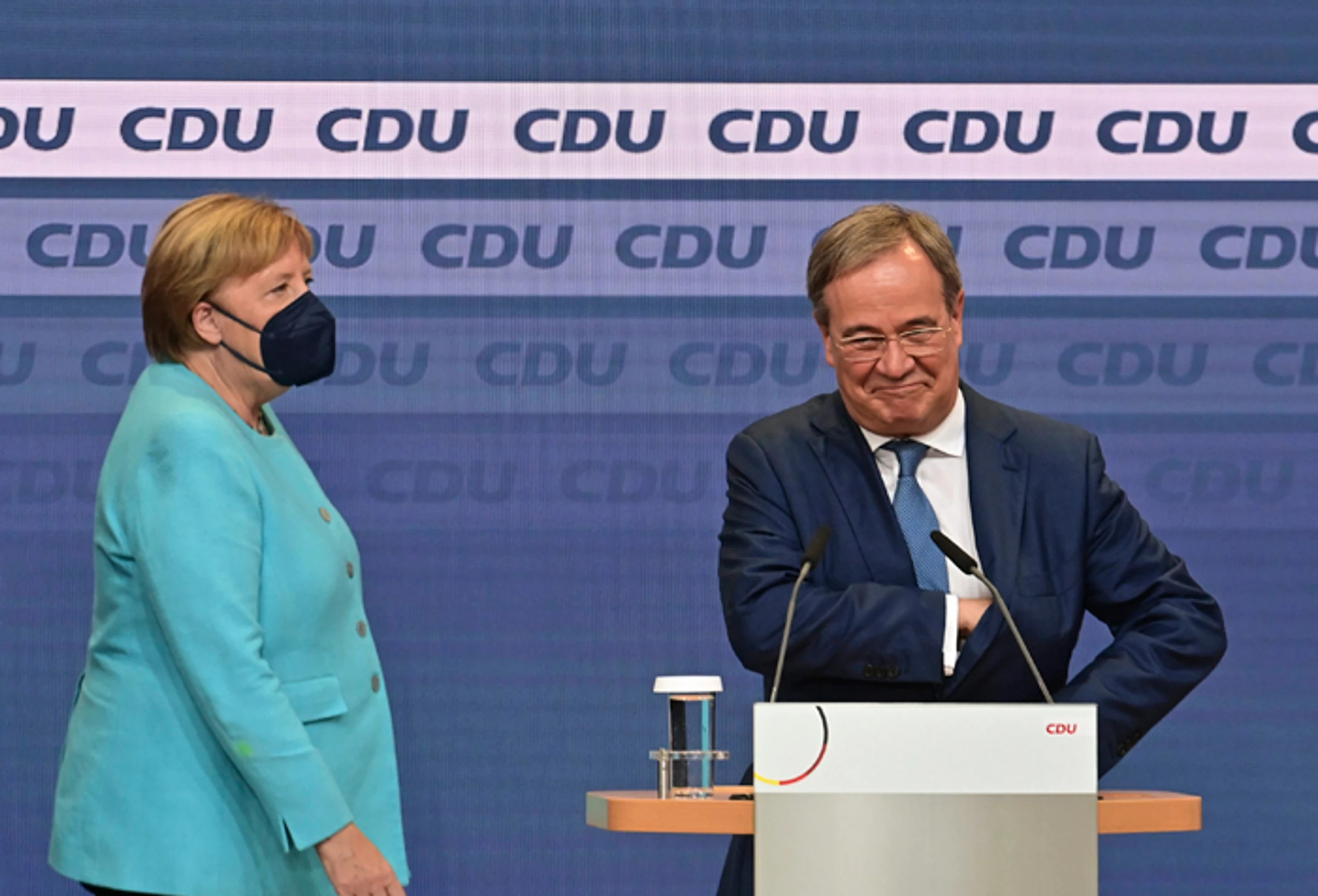 Odchádzajúca kancelárka Angela Merkelová a kandidát na jej post z Kresťanskodemokratickej únie (CDU) Armin Laschet.