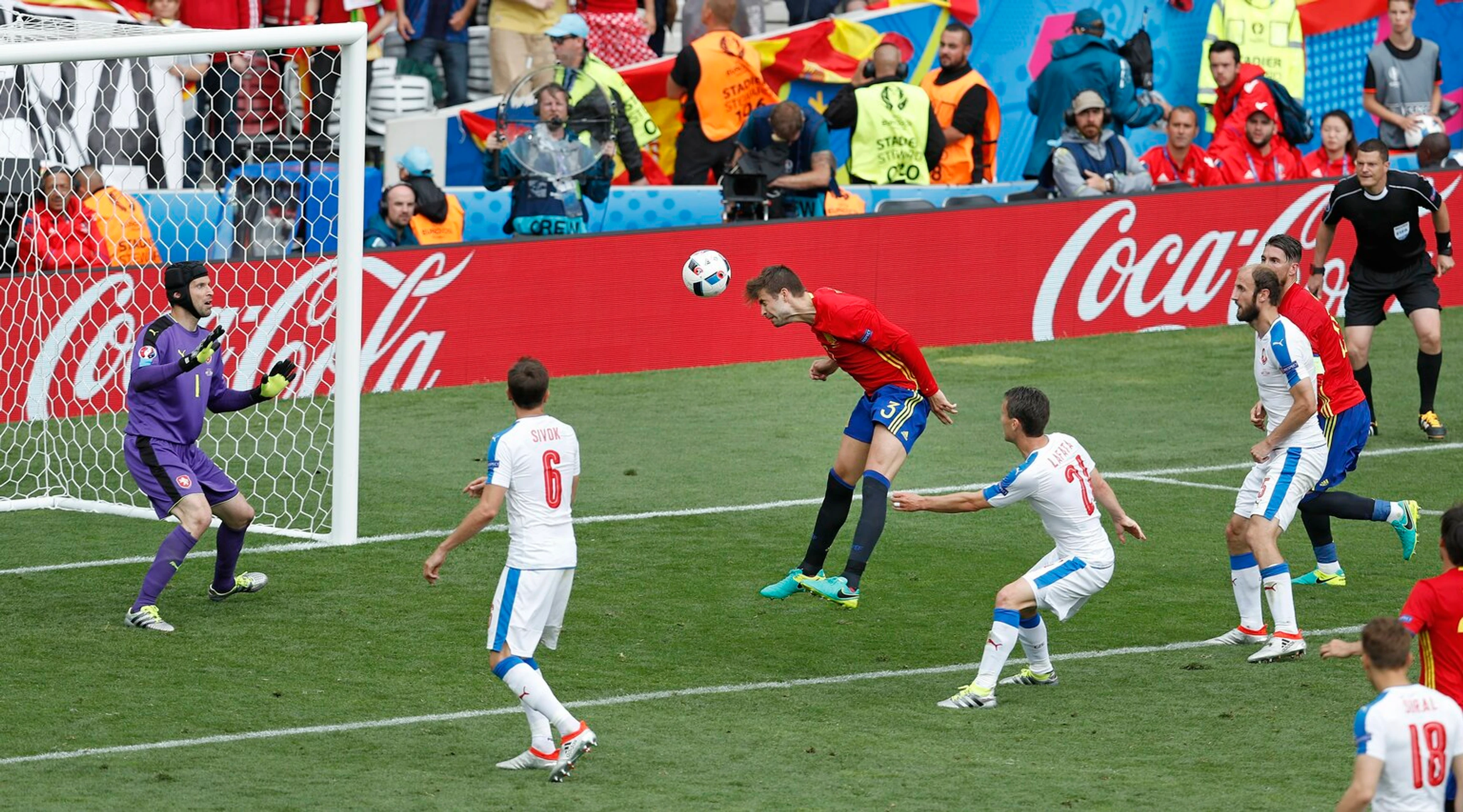 Gerard Piqué dáva hlavou jediný gól svojho Španielska v dueli na ME vo Francúzsku proti Česku.