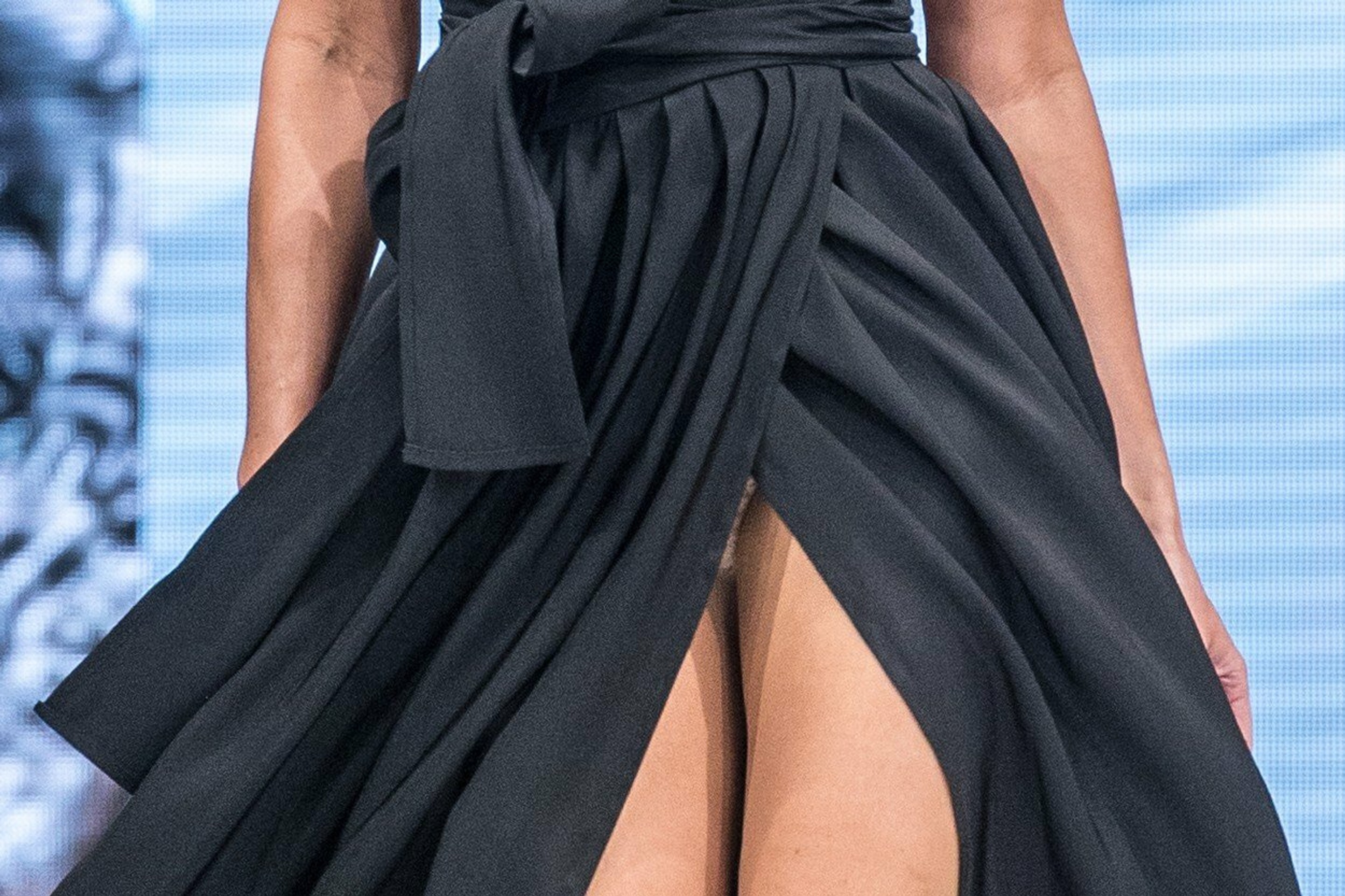 Ďurianová v úlohe modelky. Ukazovanie nohavičiek zrejme nebolo v pláne