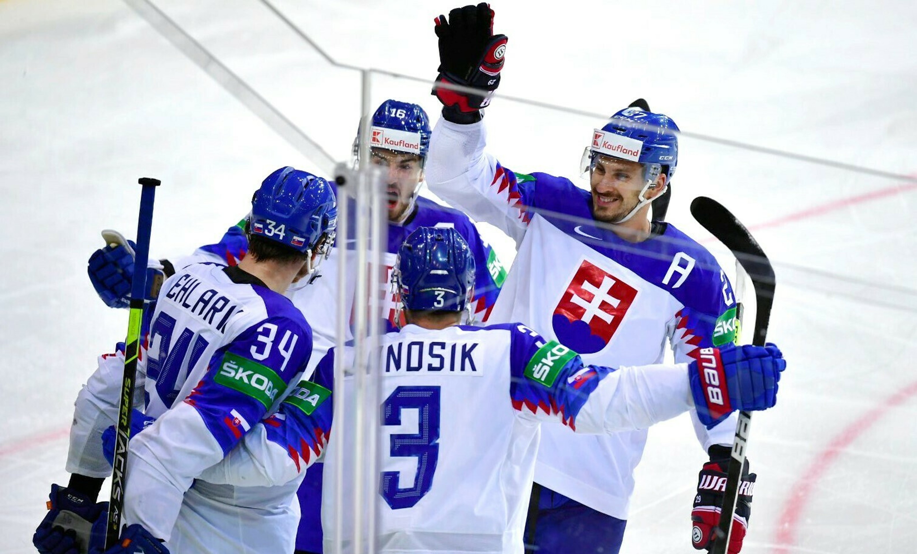 Adam Jánošík (vpravo) sa teší zo svojho gólu na 2:0.