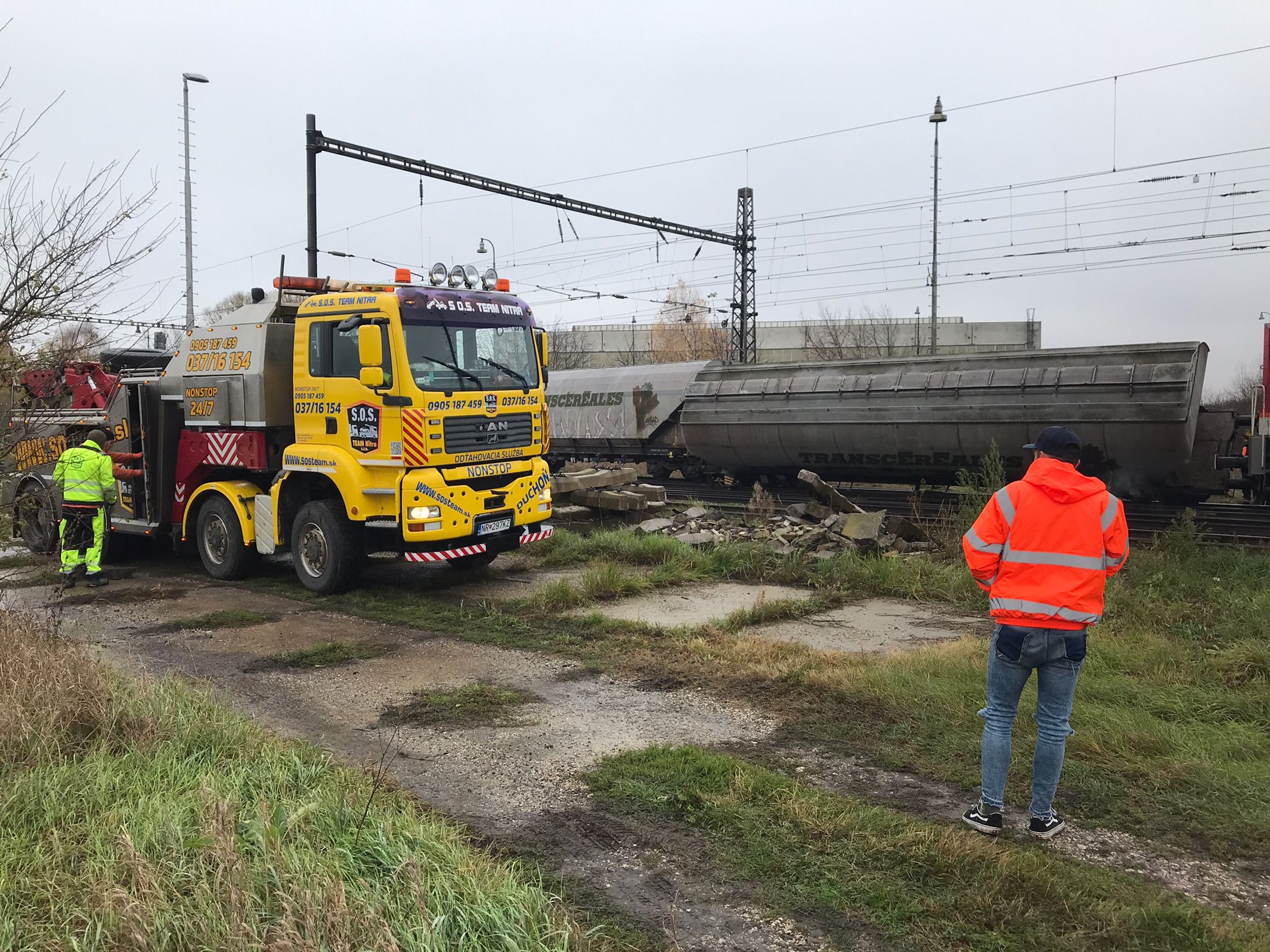 Vykoľajený nákladný vlak. 