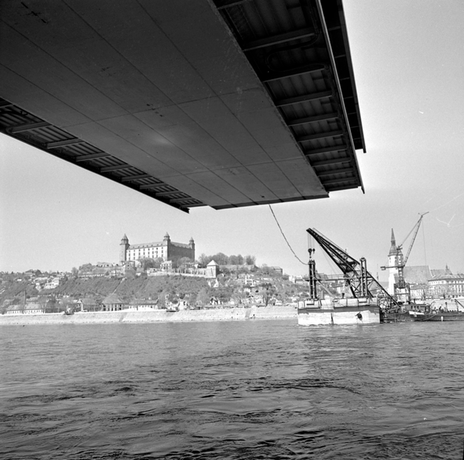 Na archívnej snímke z 28. apríla 1971 časť mostnej konštrukcie sa týči nad Dunajom.