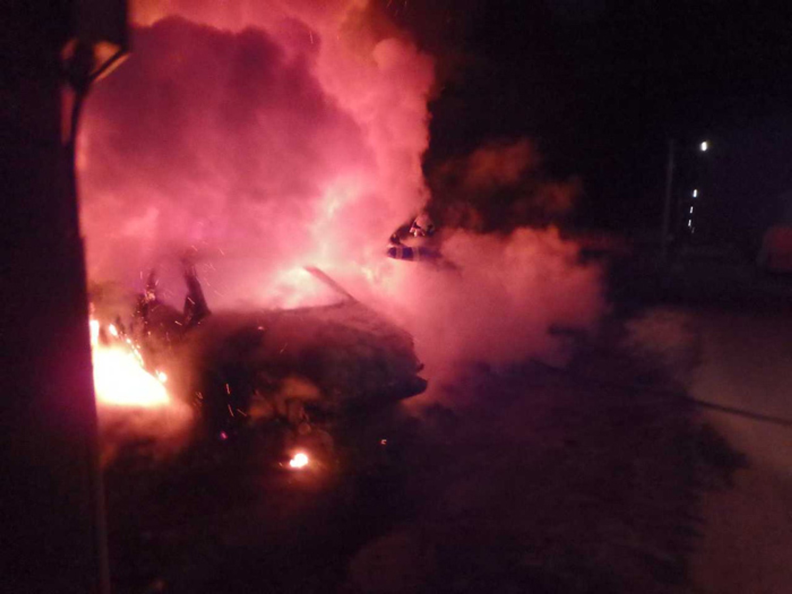 Pohľad na horiace auto na Pažitnej ulici v obci Ohrady.