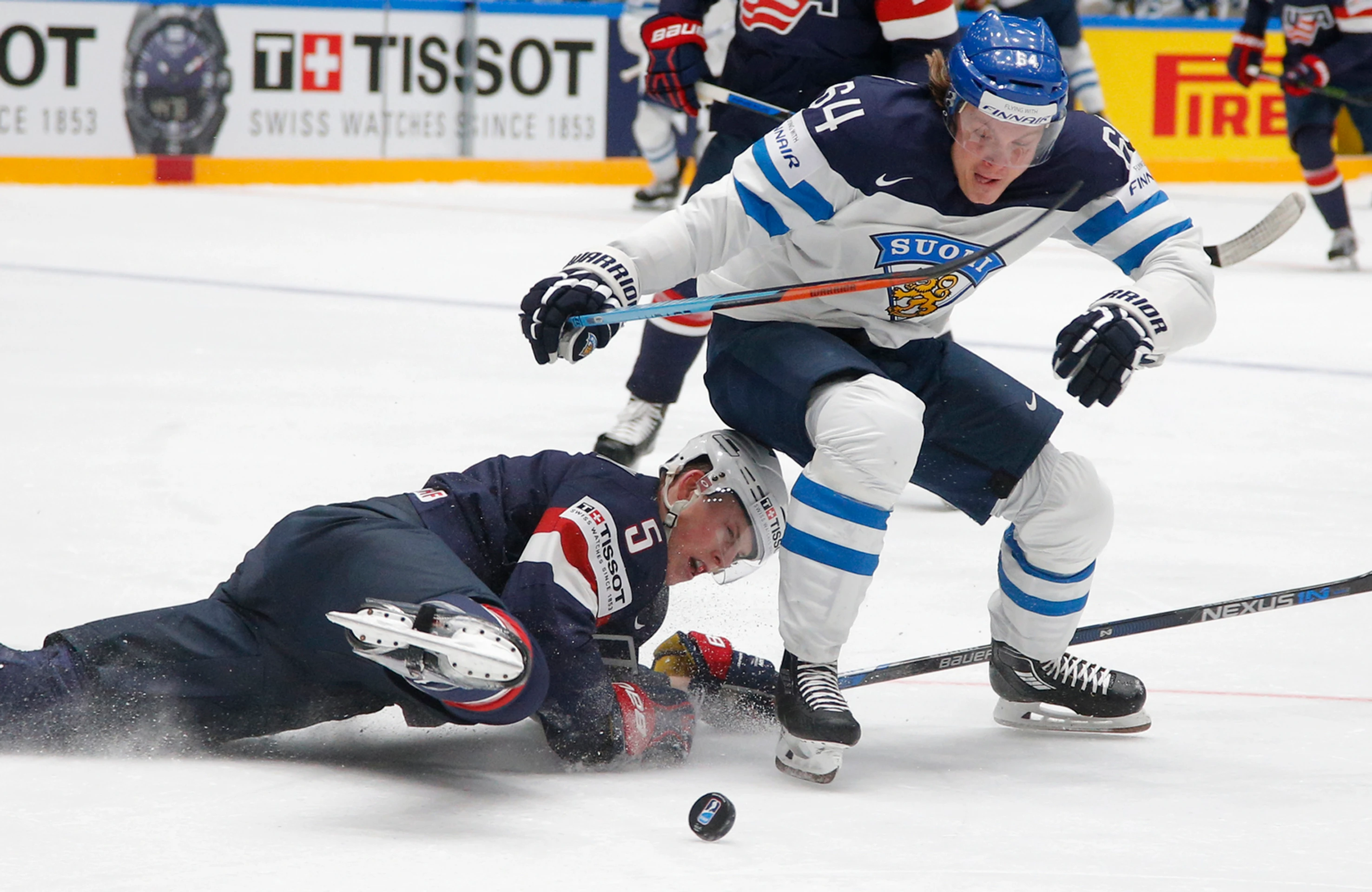 Fínska hviezda Mikael Granlund (v bielom) proti Američanovi Connorovi Murphymu počas duelu B-skupiny na MS v Rusku.