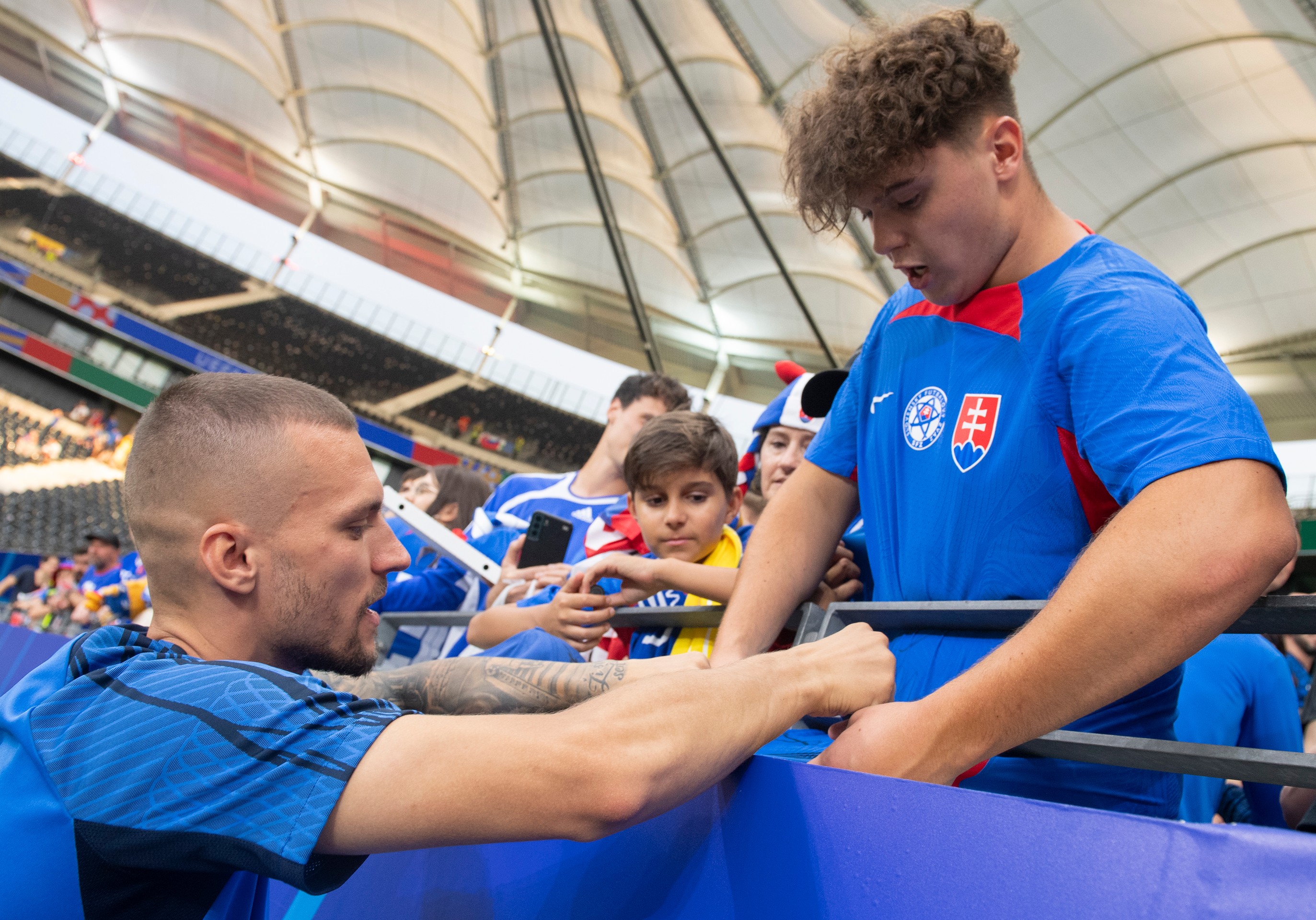Lukáš Haraslín (vľavo) sa podpisuje po zápase s Rumunskom na ME 2024.
