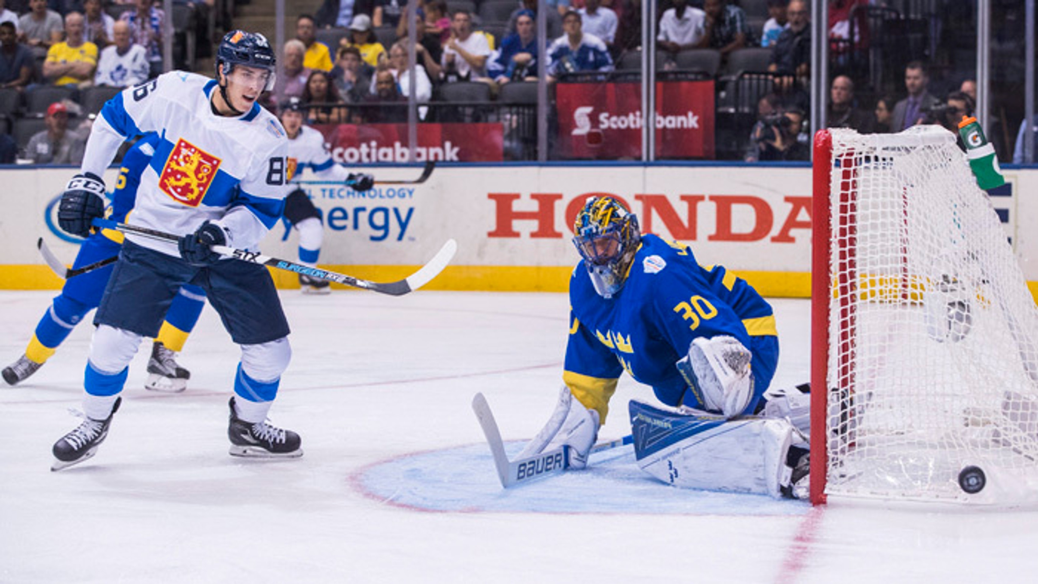 Teuvo Teravainen (Fínsko) strieľa na abránu švédskeho brankára Henrika Lundqvista na SP.