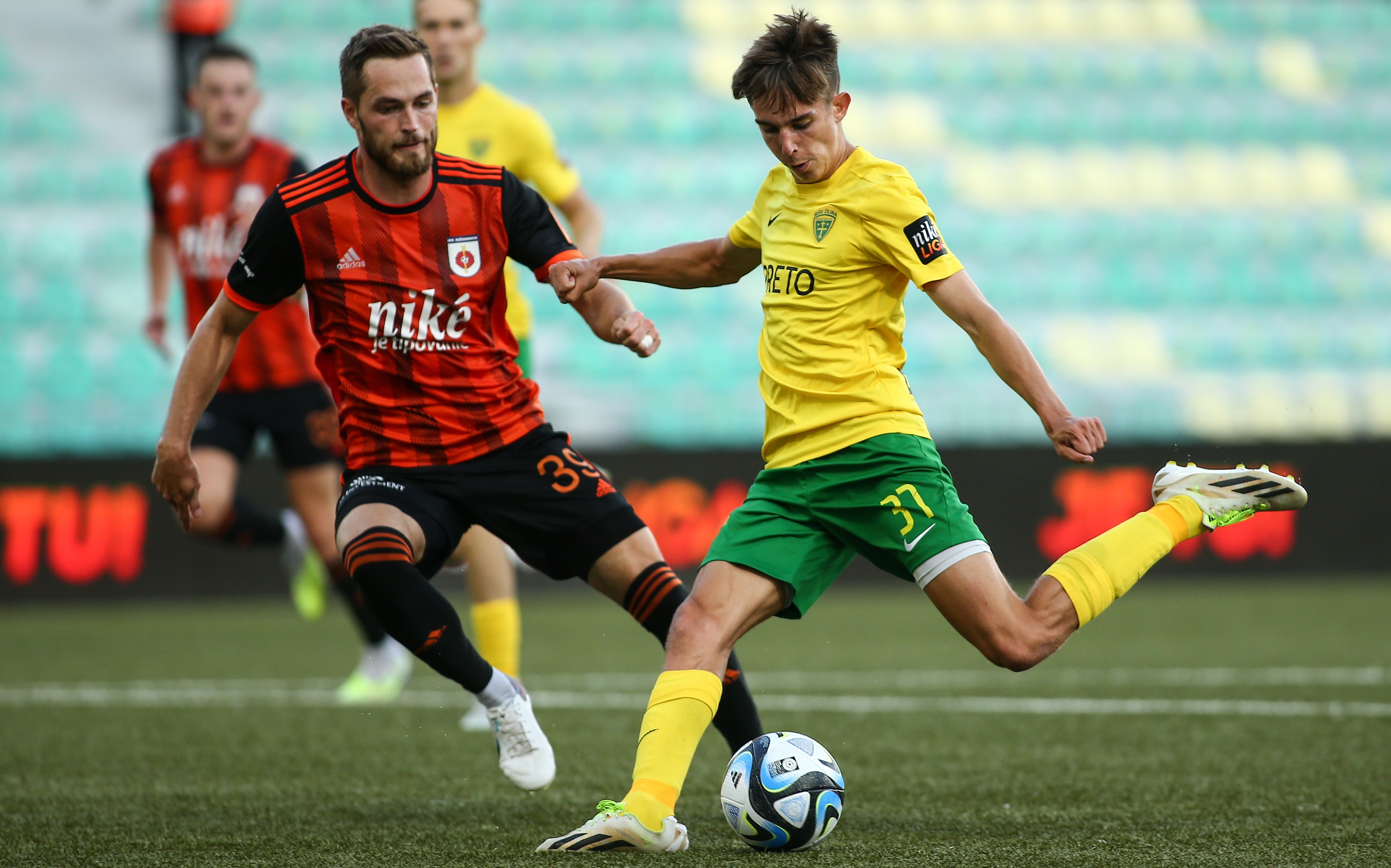 Na snímke sprava Mário Sauer (Žilina) a Juraj Kotula (Ružomberok).