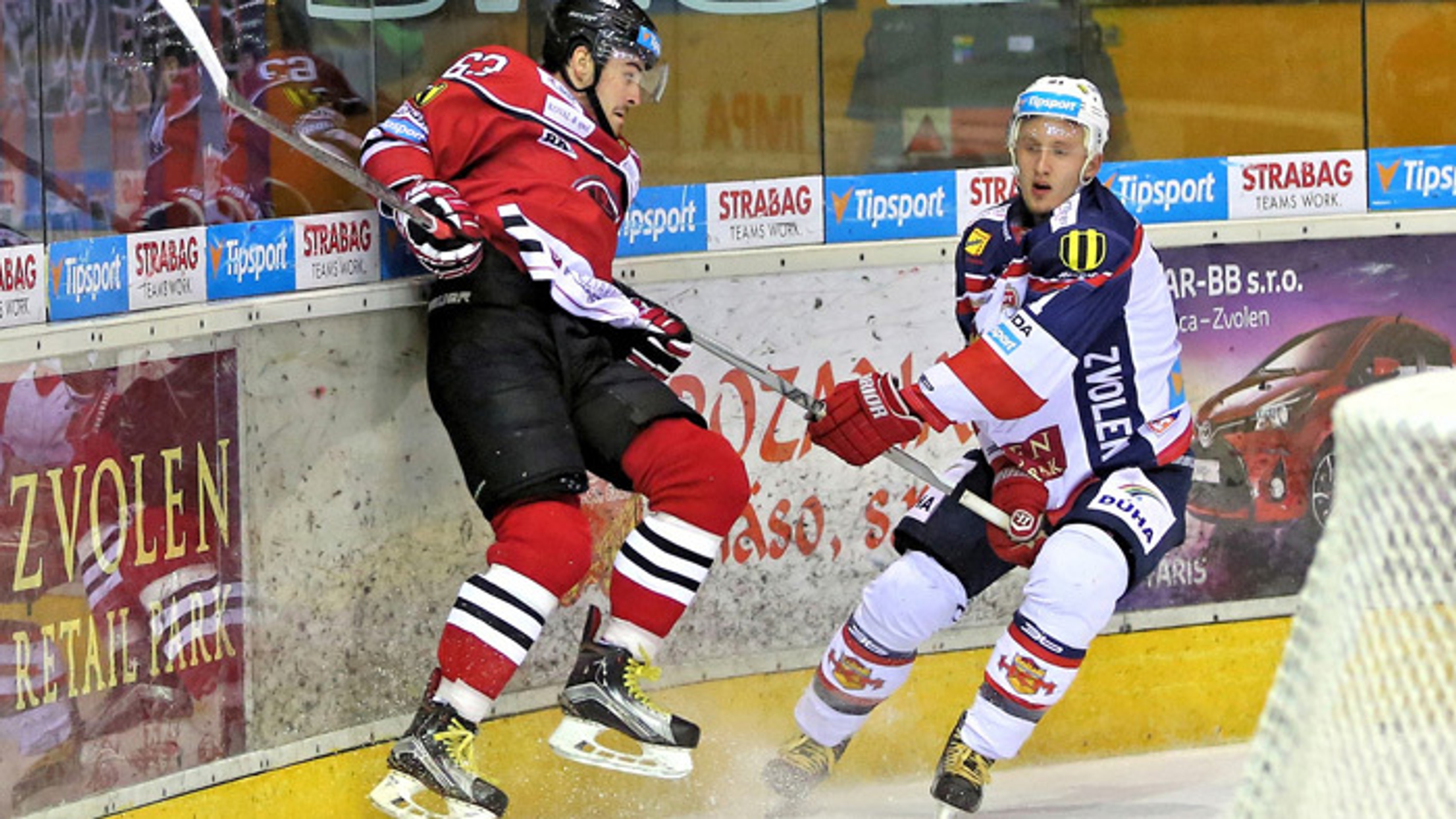 Patrik Lamper (HC´05 iClinic Banská Bystrica) s hráčom HKM Zvolen Radovanom Pulišom..