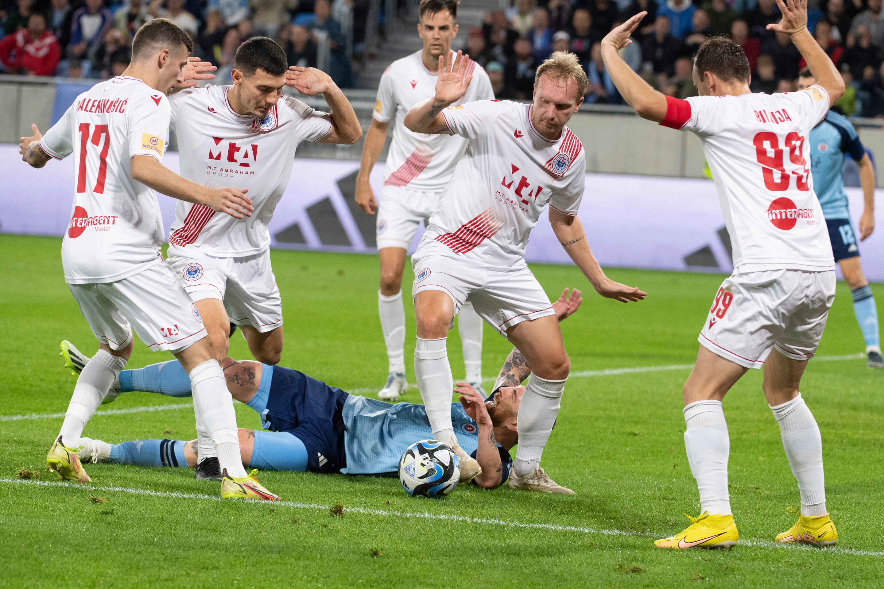 Na snímke Guram Kašia (ŠK Slovan)  leží na trávniku.