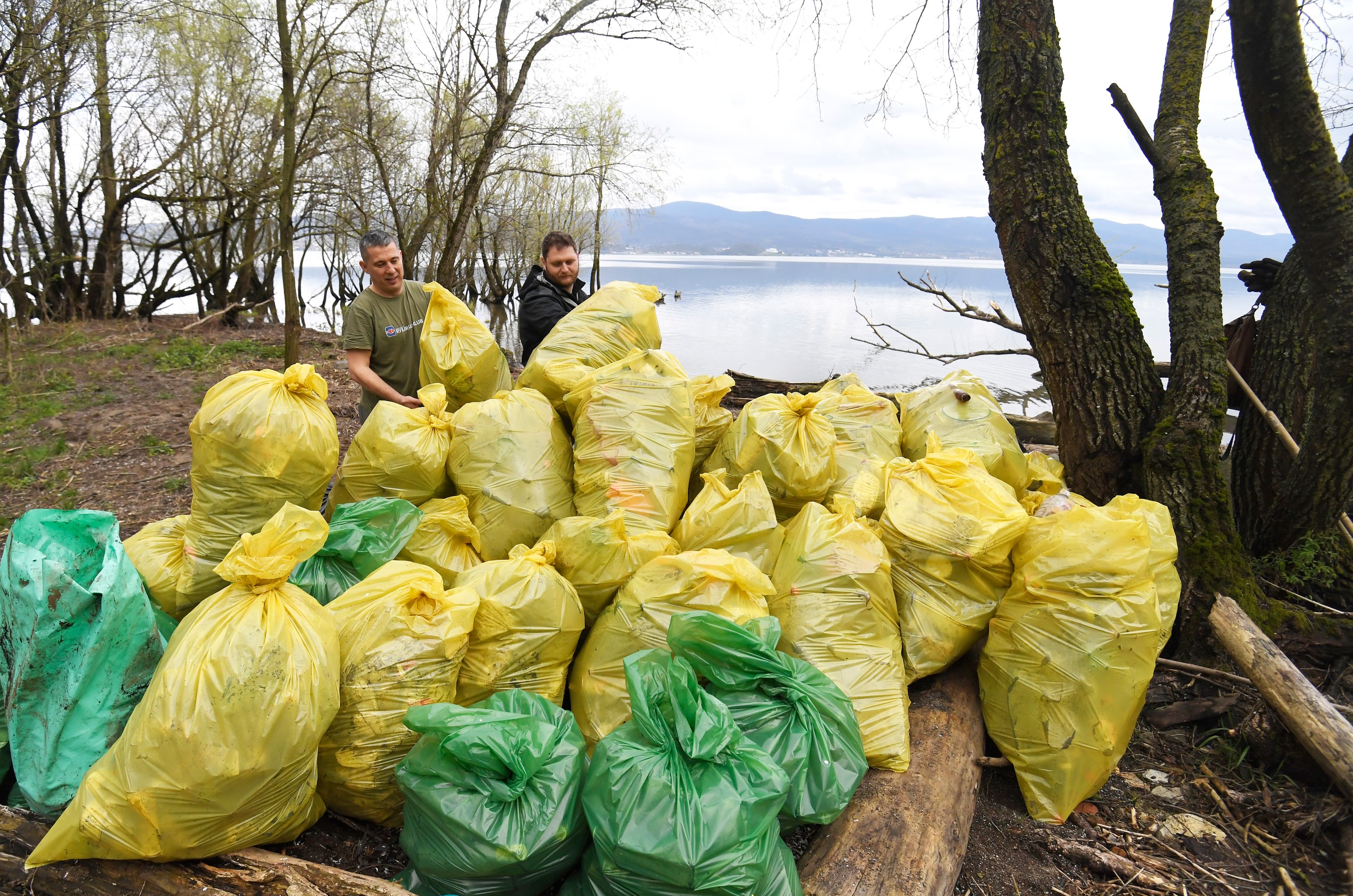 Vrecia s odpadom zo Zemplínskej šíravy.