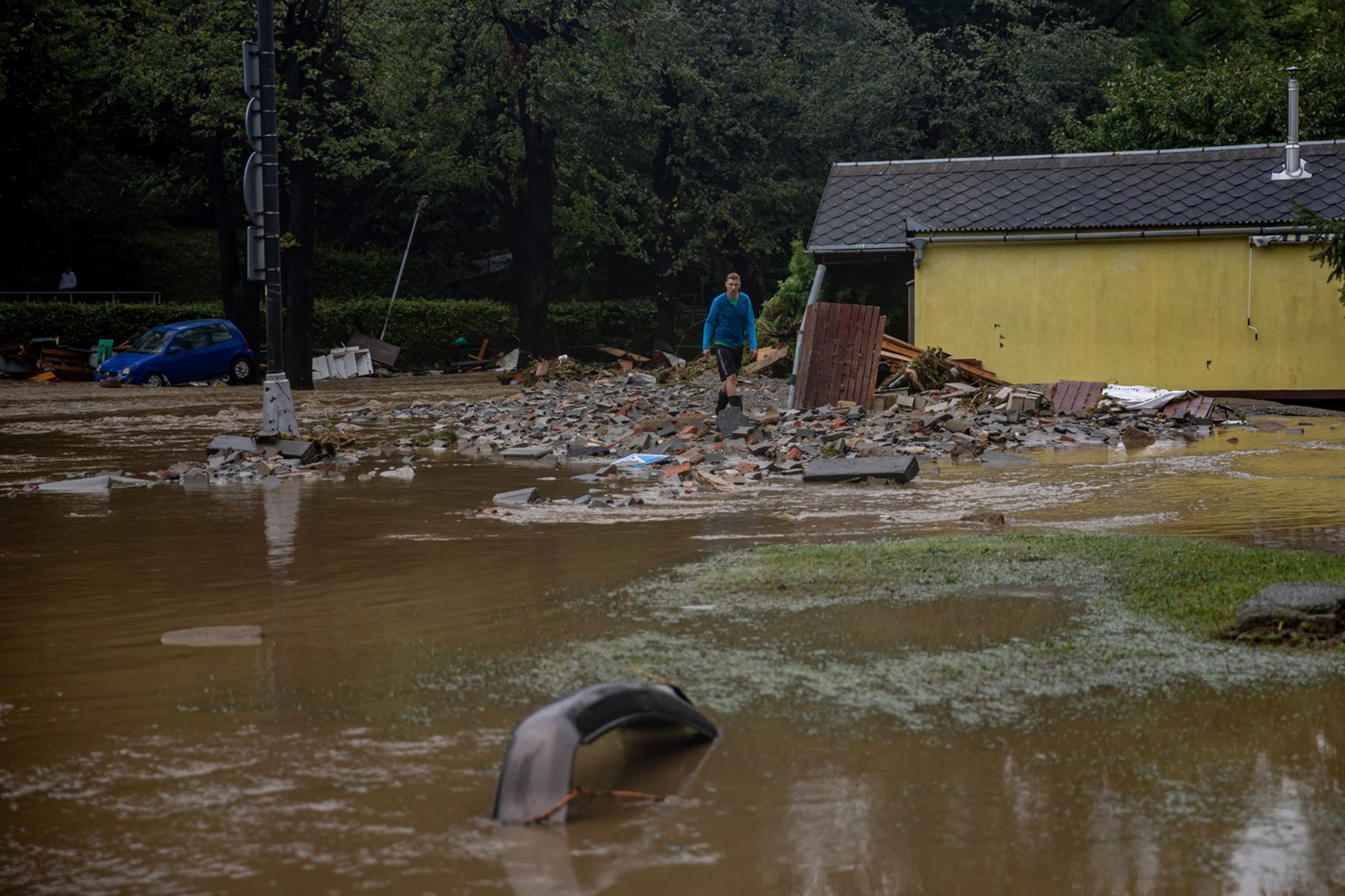 Voda v Jeseníku strháva domy.