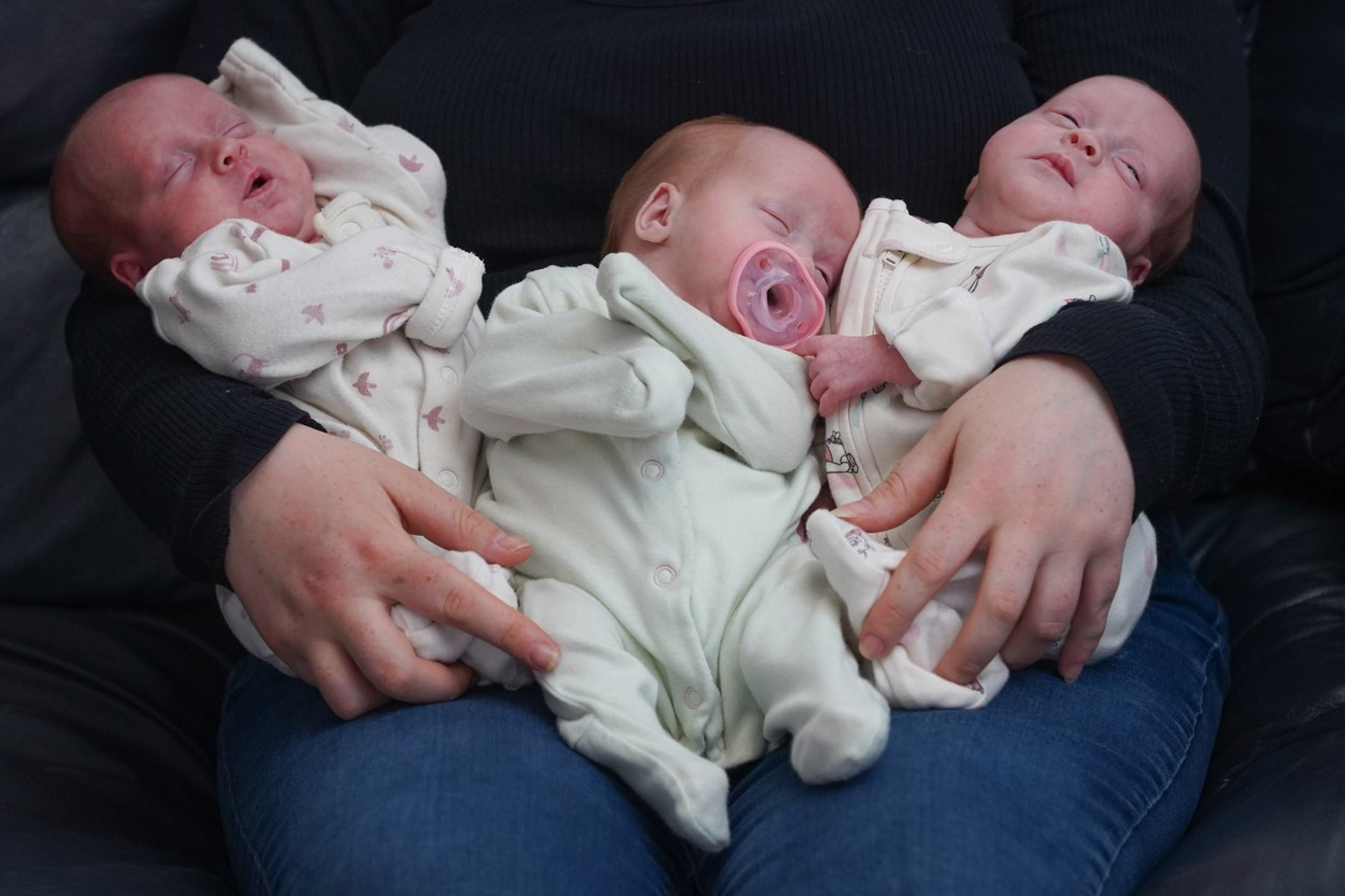 Britským manželom sa narodili Identické trojčatá.