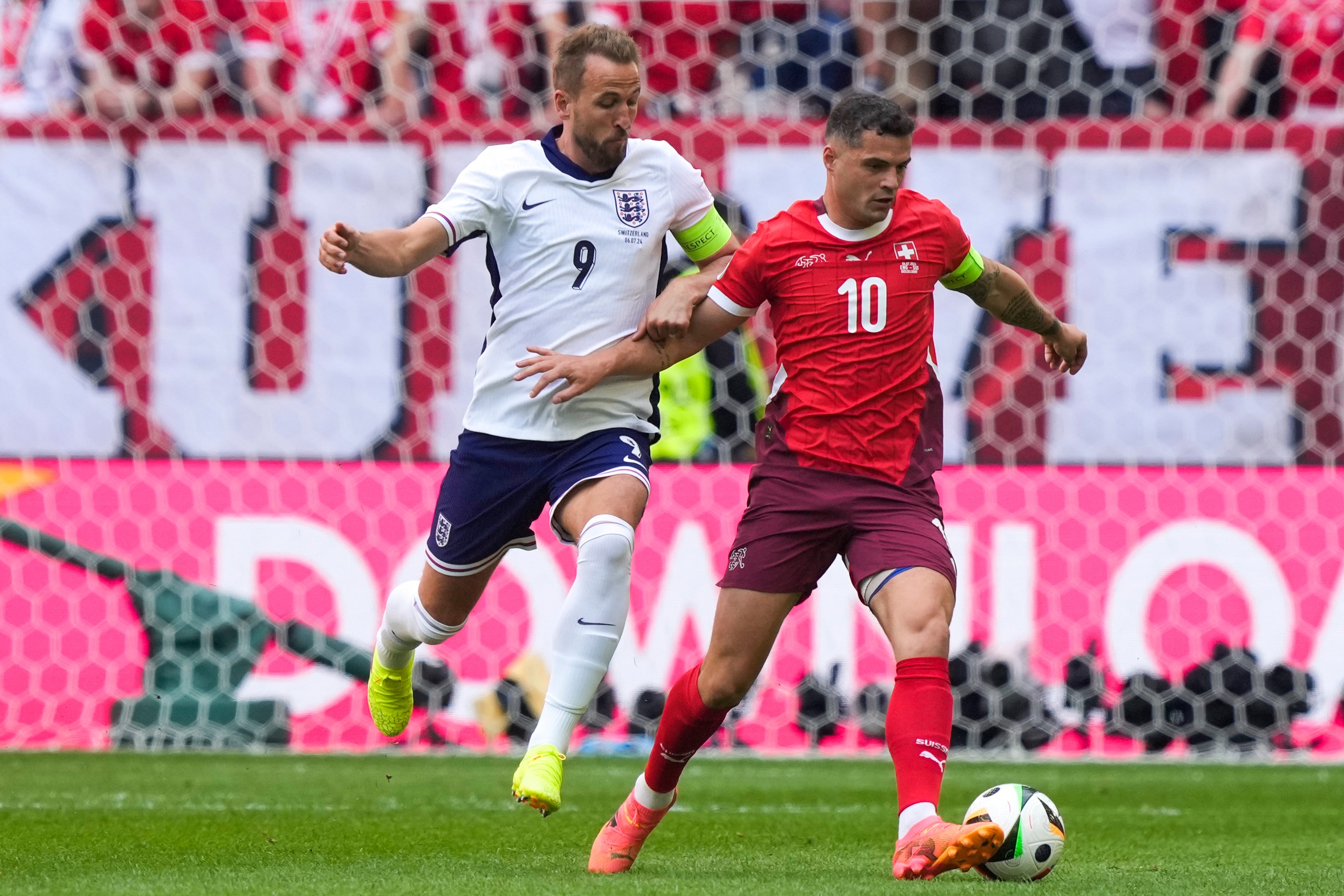 Anglický futbalista Harry Kane (vľavo) a švajčiarsky futbalista Granit Xhaka.