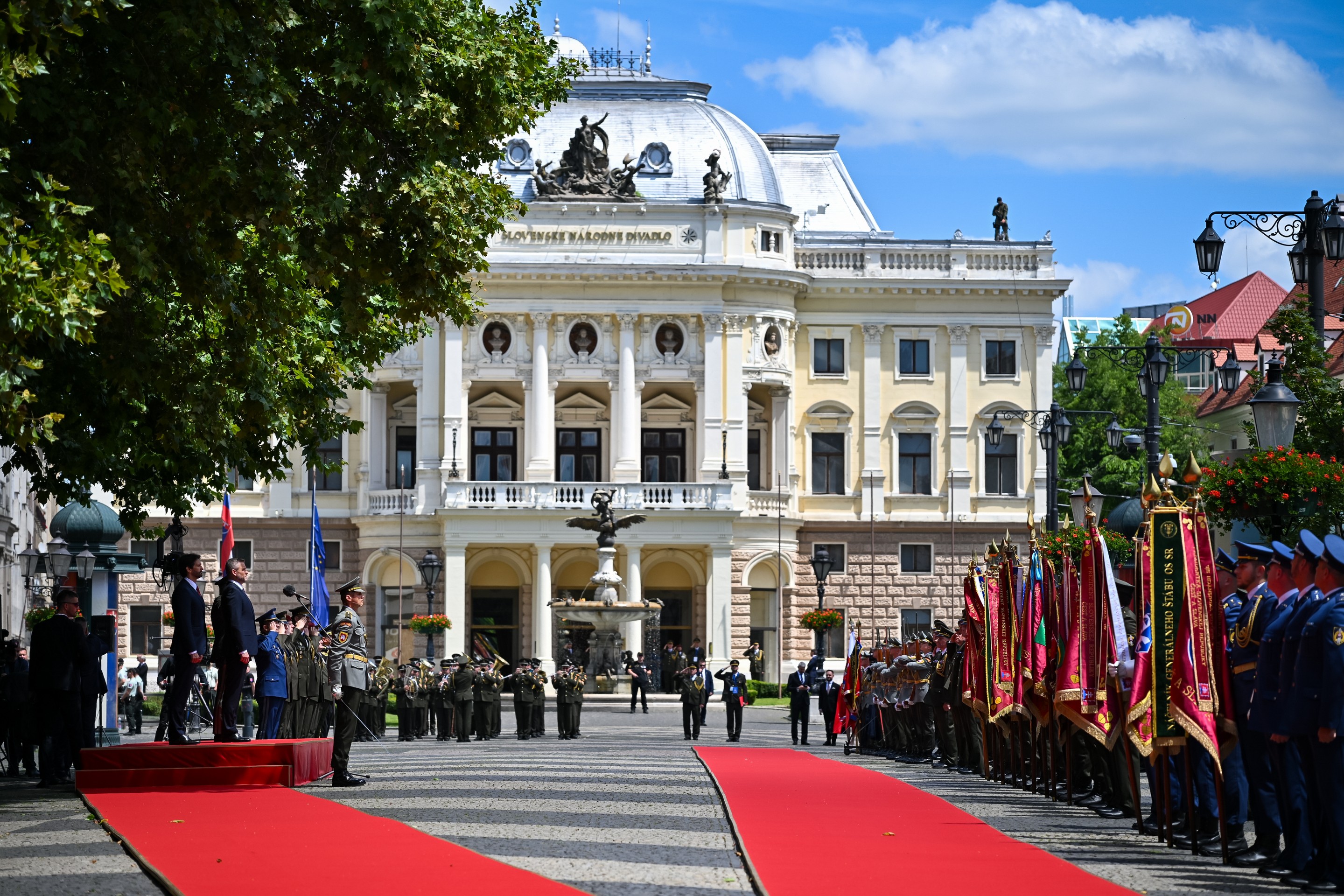 Prehliadka armády prezidentom po inaugurácii.