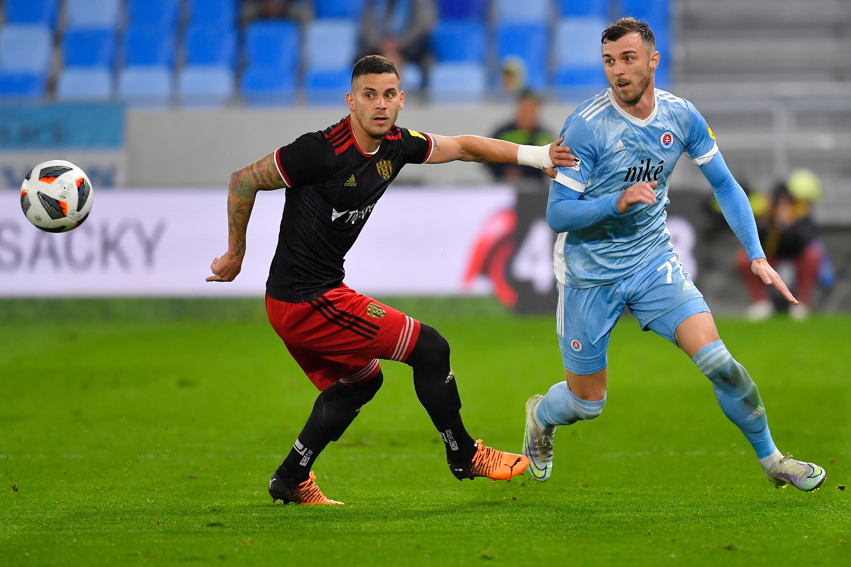 Kristián Koštrna bojuje o loptu