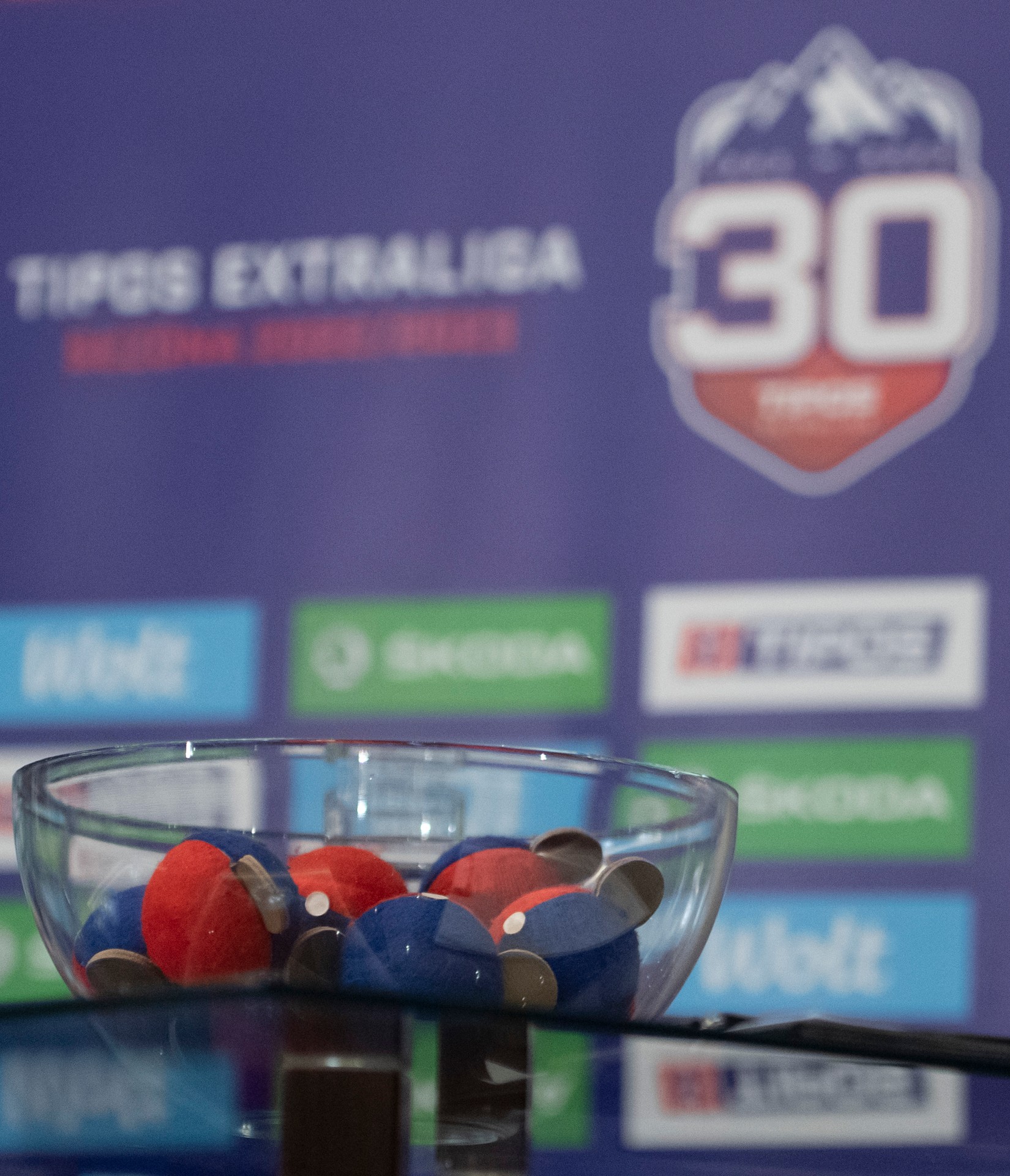 Zástupcovia extraligových hokejových klubov sa zúčastnili žrebu 1. kola jubilejného 30. ročníka slovenskej najvyššej hokejovej súťaže.