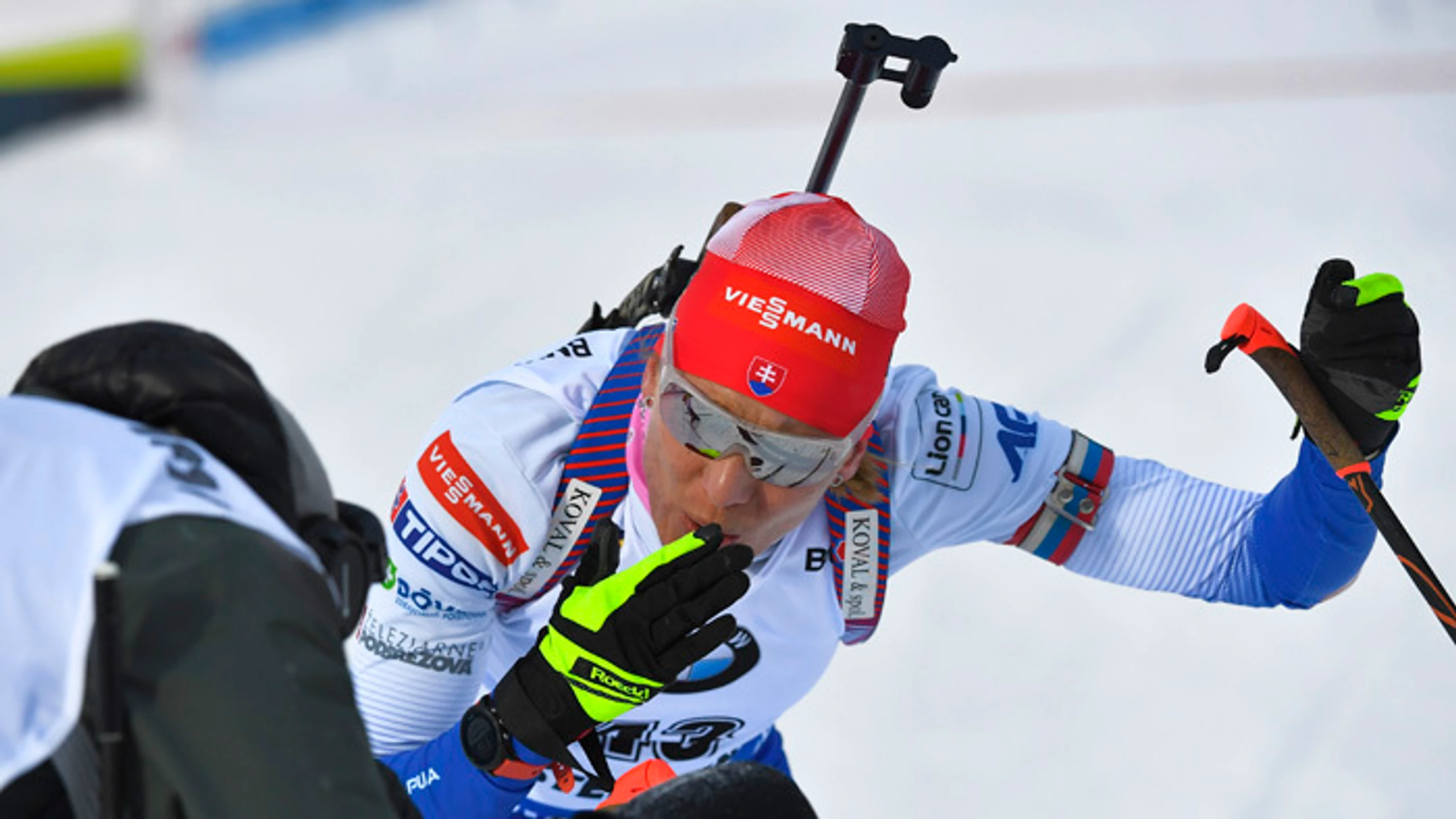 Biatlonistka Anastasia Kuzminová oslavuje triumf v šprinte na MS v Östersunde.
