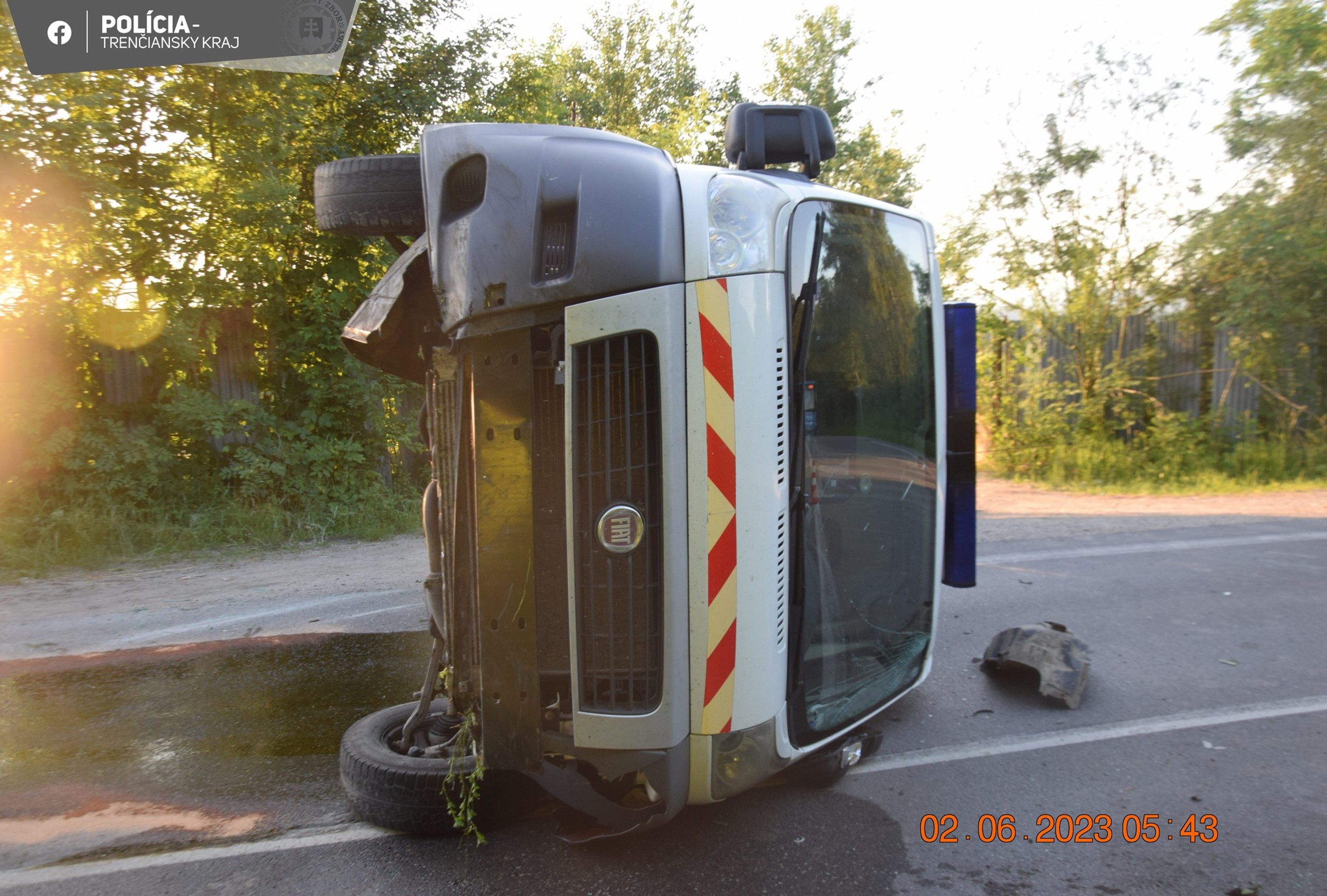 Prevrátená sanitka za obcou Streženice.