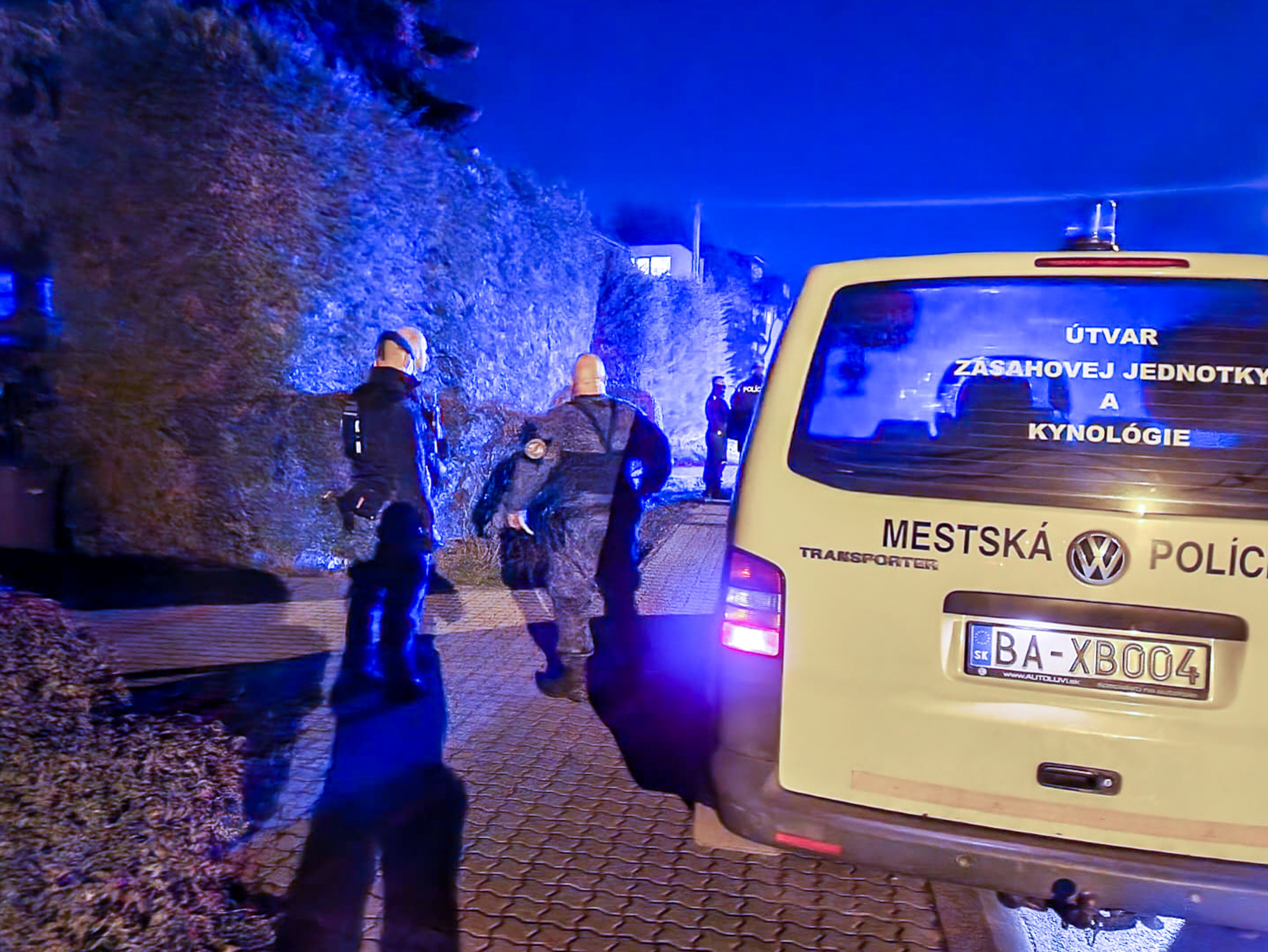 Bratislavčanov vystrašil muž so sekerou.