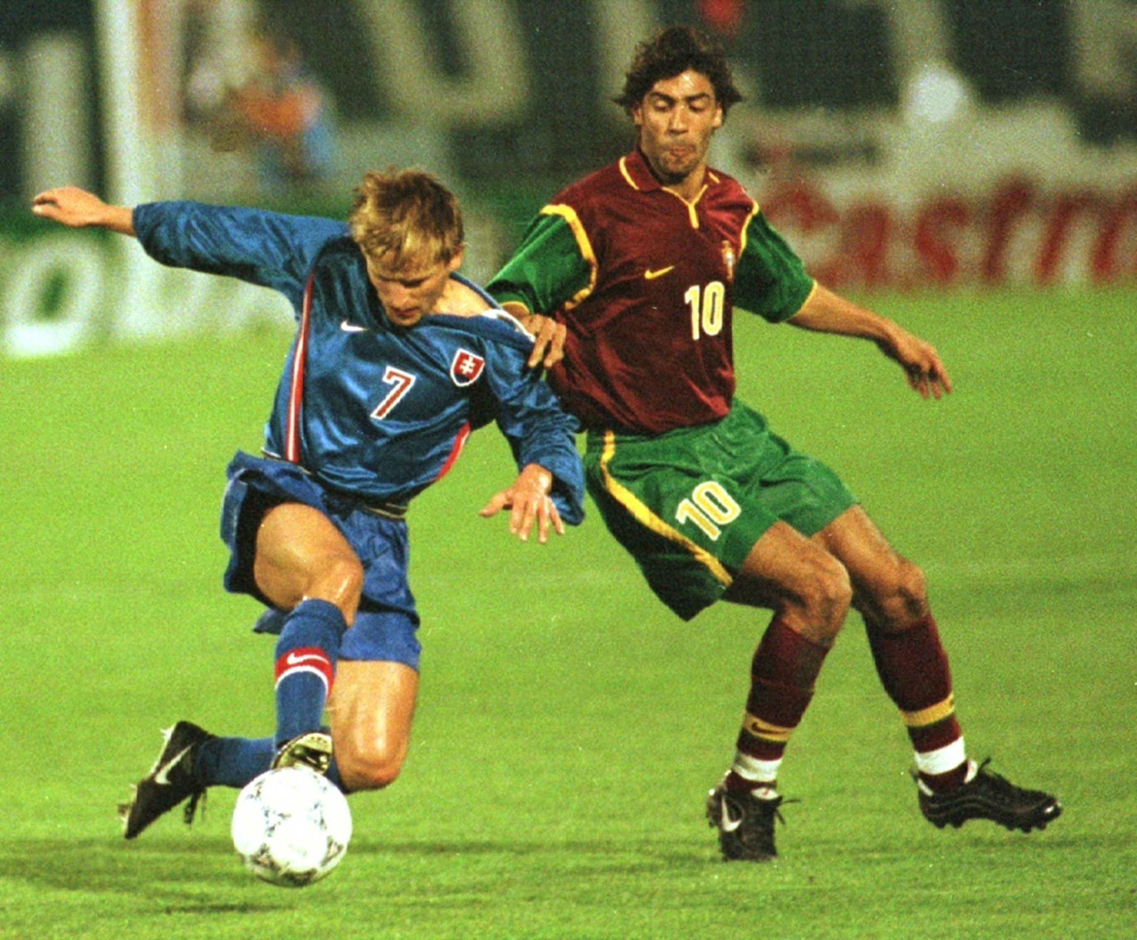 Miroslav Sovič a Rui Costa v súboji o loptu v kvalifikačnom zápase na EURO 2000 Slovensko - Portugalsko.