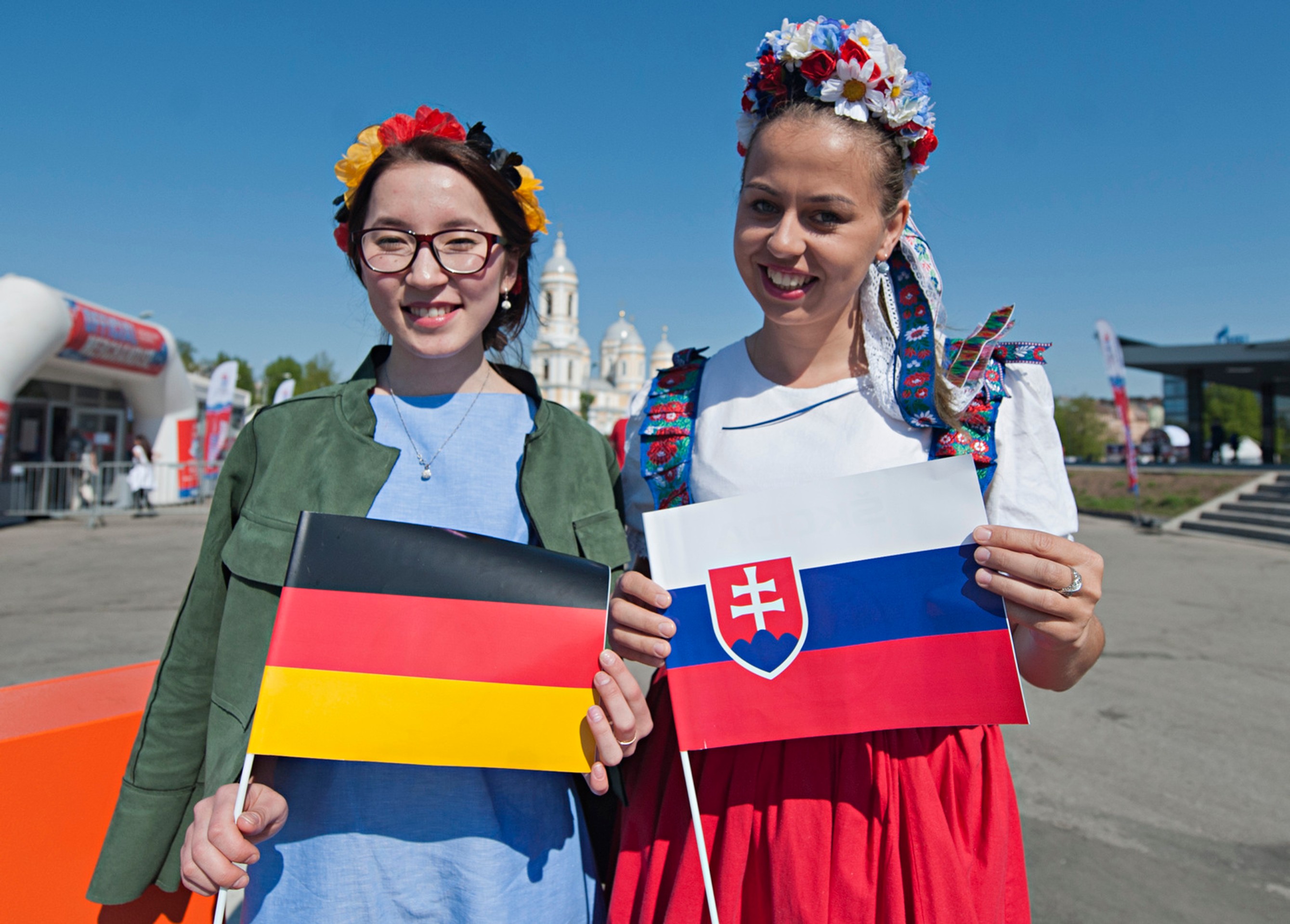 Slovenská a nemecká fanúšička pred zápasom MS v ľadovom hokeji v Petrohrade.