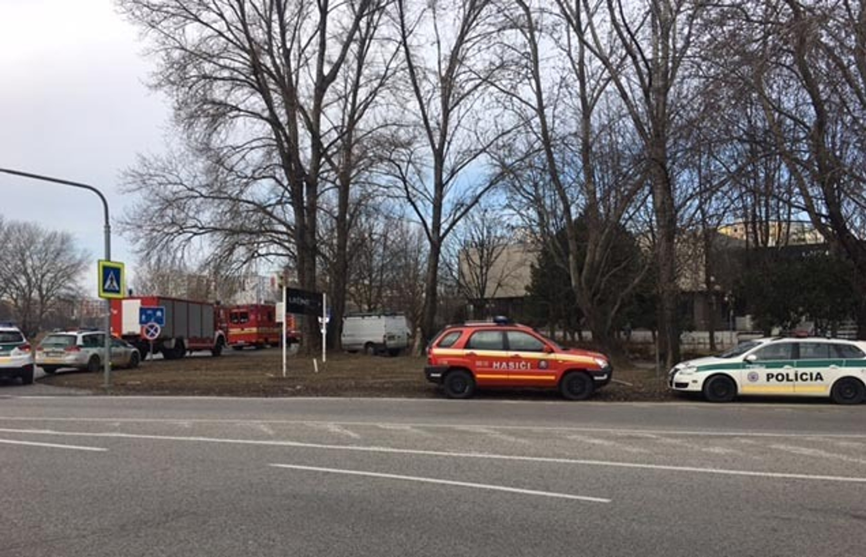 Na mieste zasahujú hasiči, policajti aj záchranári.