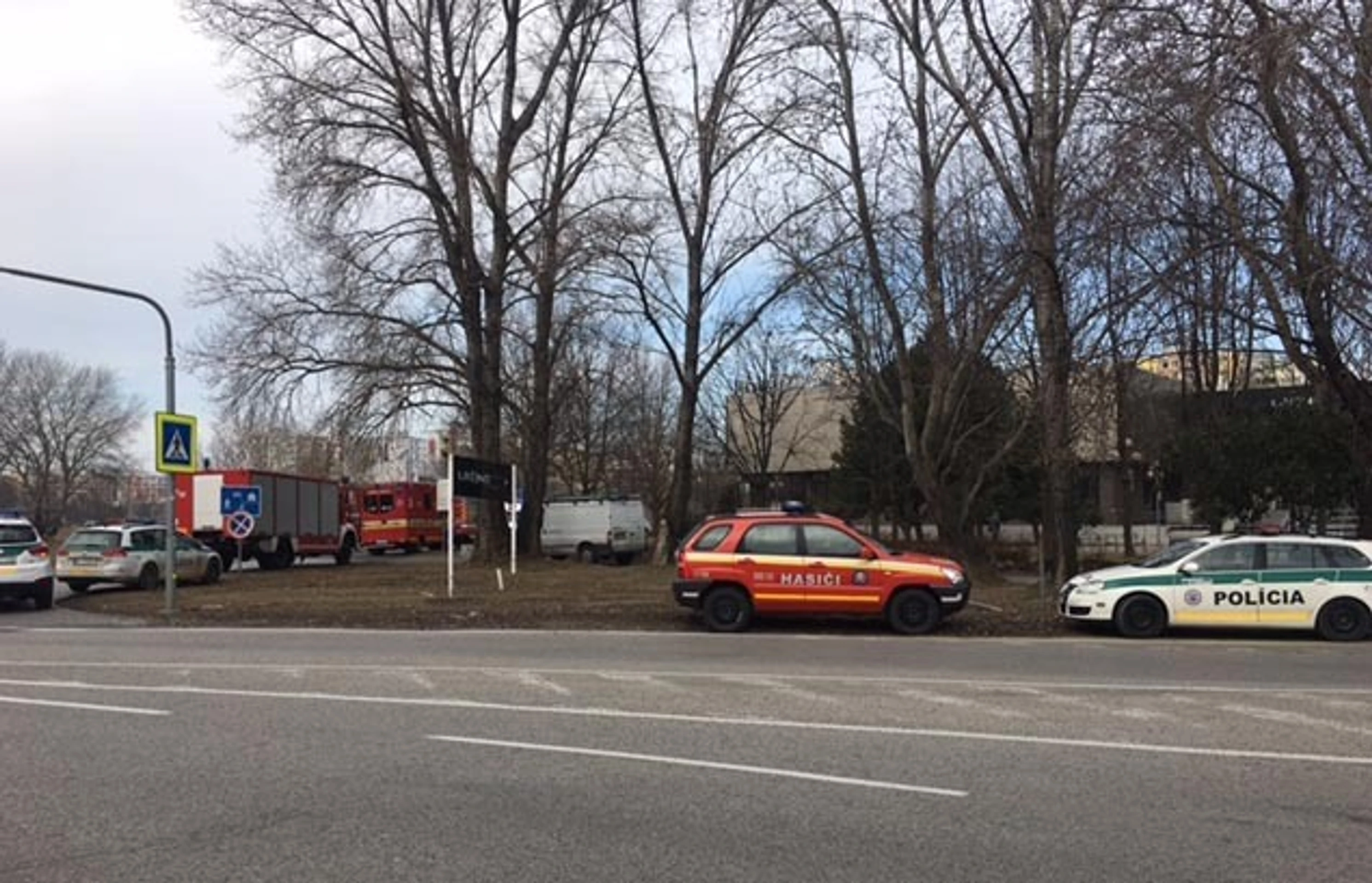 Na mieste zasahujú hasiči, policajti aj záchranári.