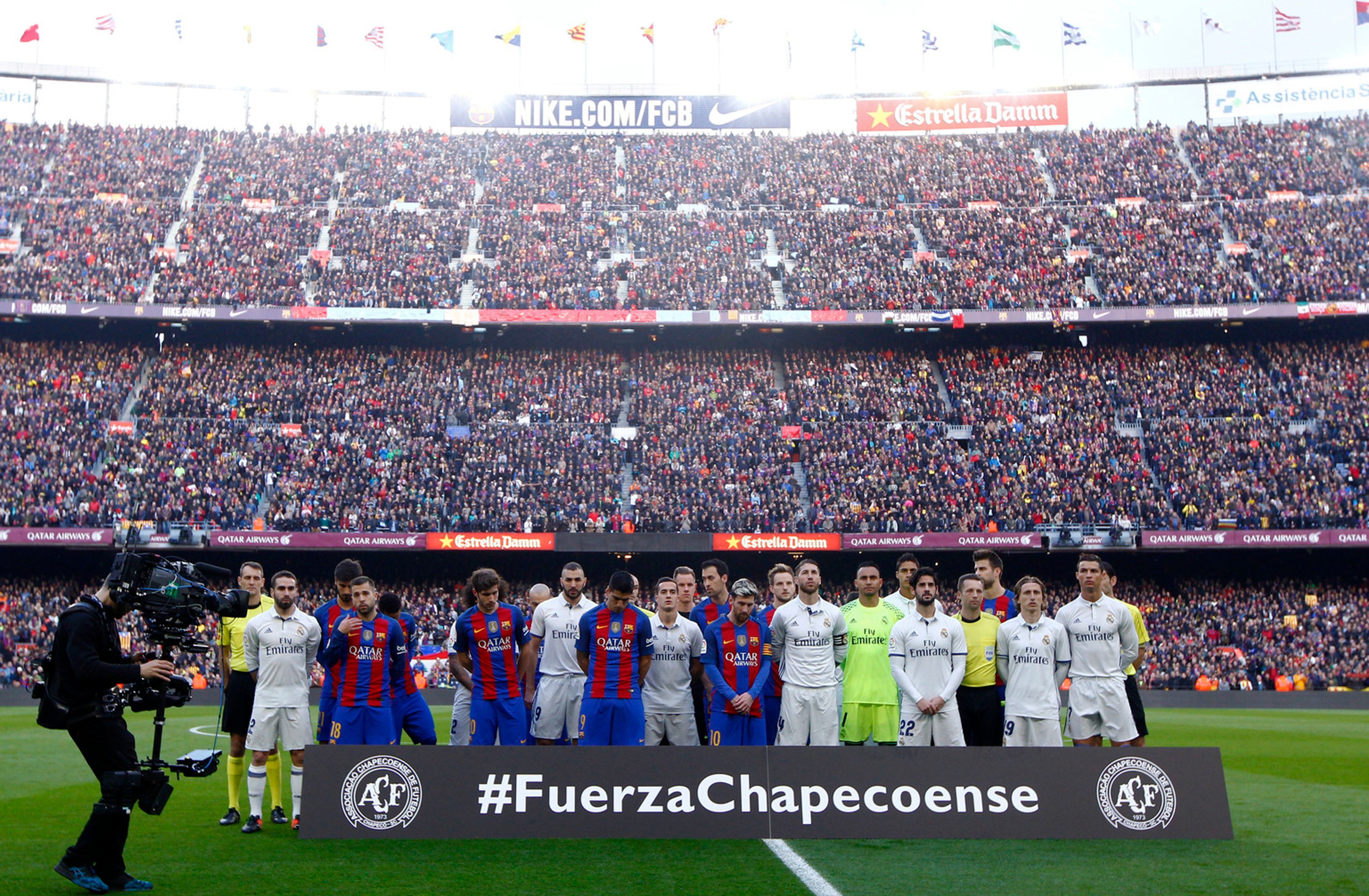 Hráči Barcelony a Realu Madrid si pred El Clásicom minútou ticha uctili pamiatku obetí leteckého nešťastia v Medellíne, v lietad