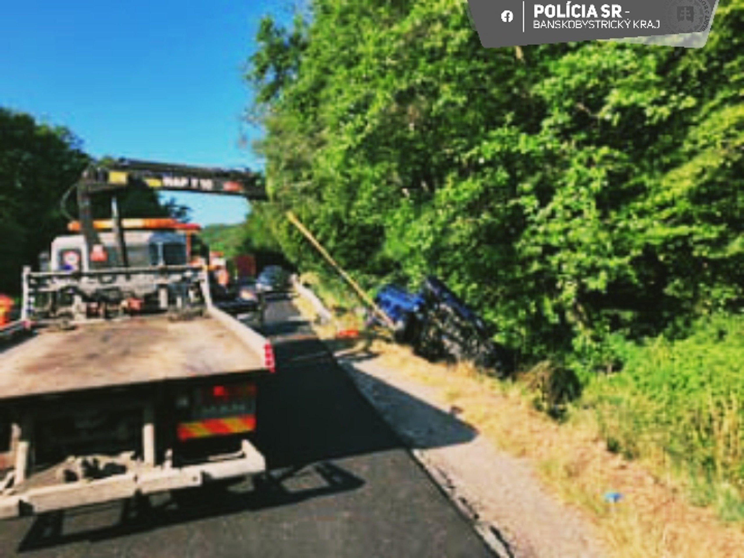 Čelná zrážka dvoch vozidiel pred obcou Bartošova Lehôtka.