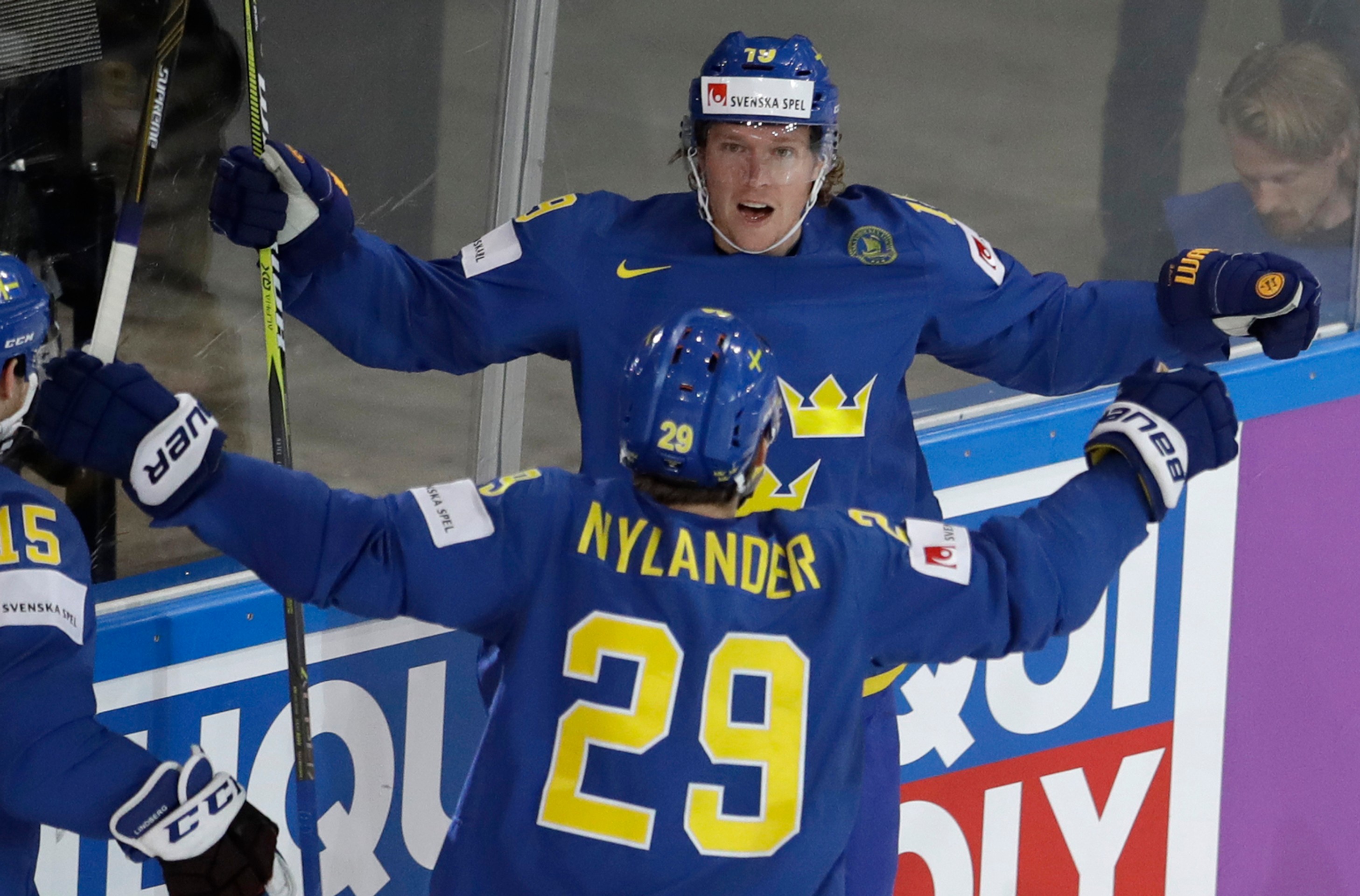 Švéd Nicklas Bäckström (vzadu) oslavuje so spoluhráčom Williamom Nylanderom gól vo štvrťfinále MS.2017.