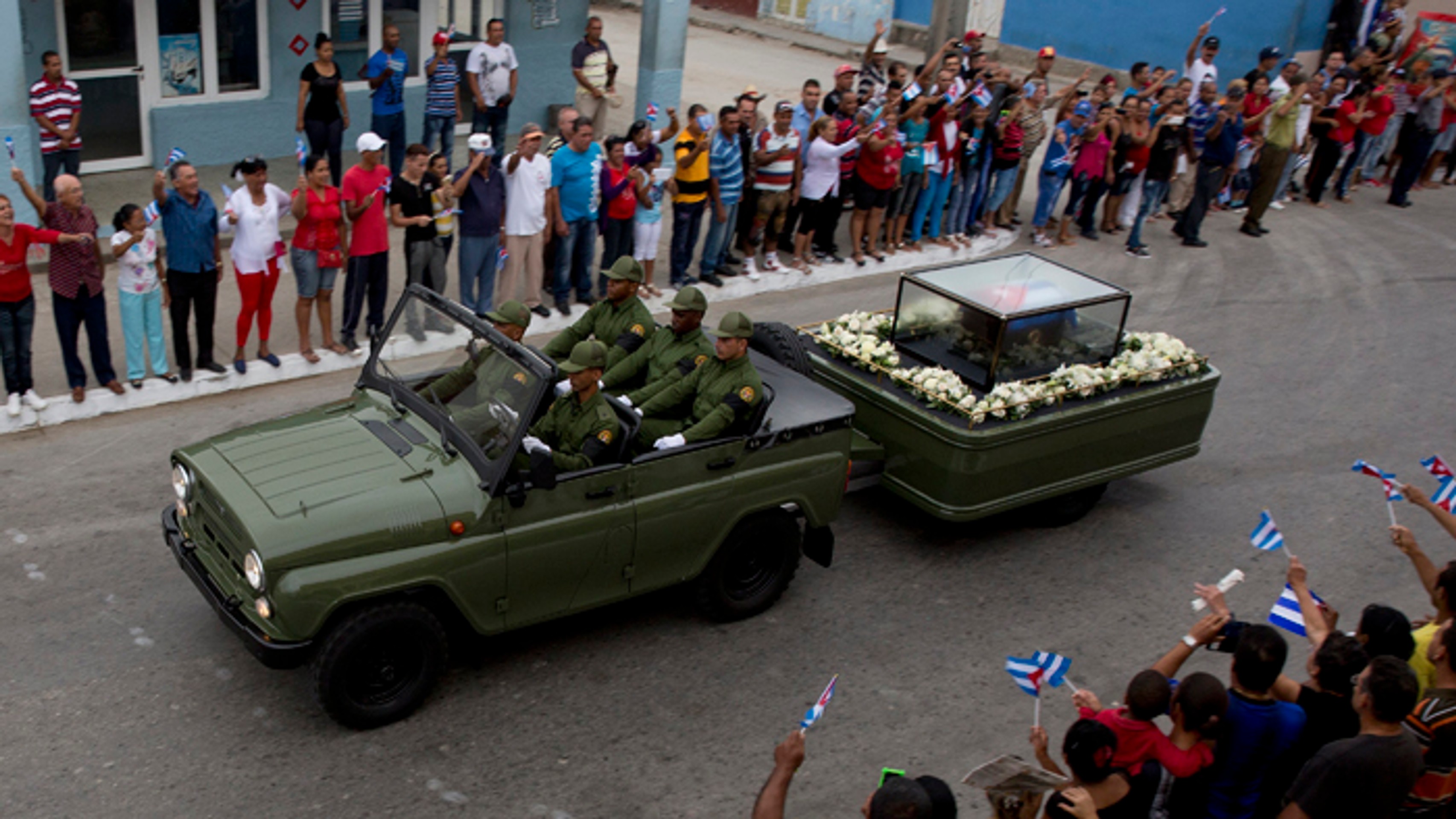Urna s ostatkami Fidela Castra na vojenskom katafalku.