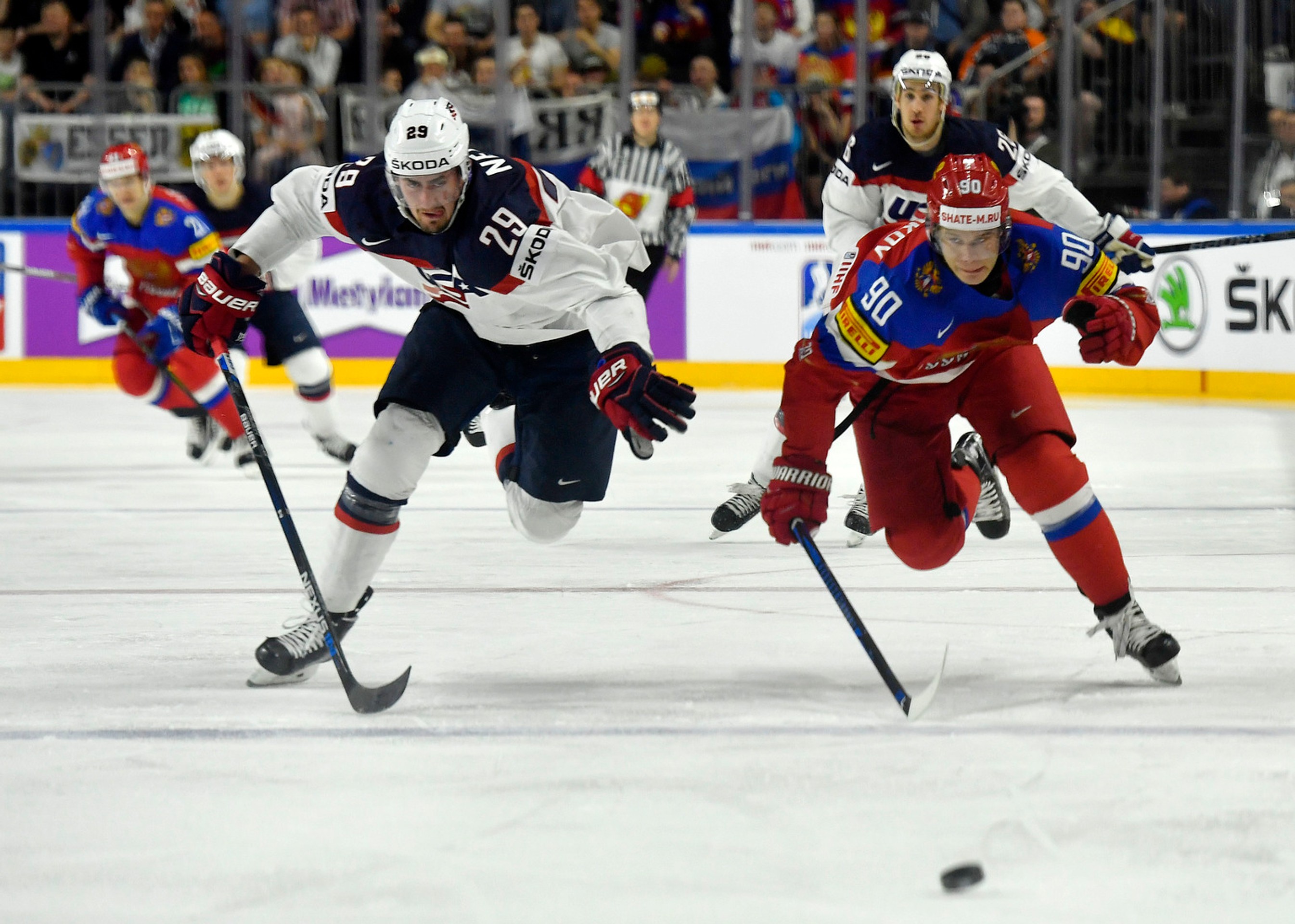 Brock Nelson (vľavo) z USA súperí o puk s Rusom Vladislavom Namestnikovom v zápase MS 2017.