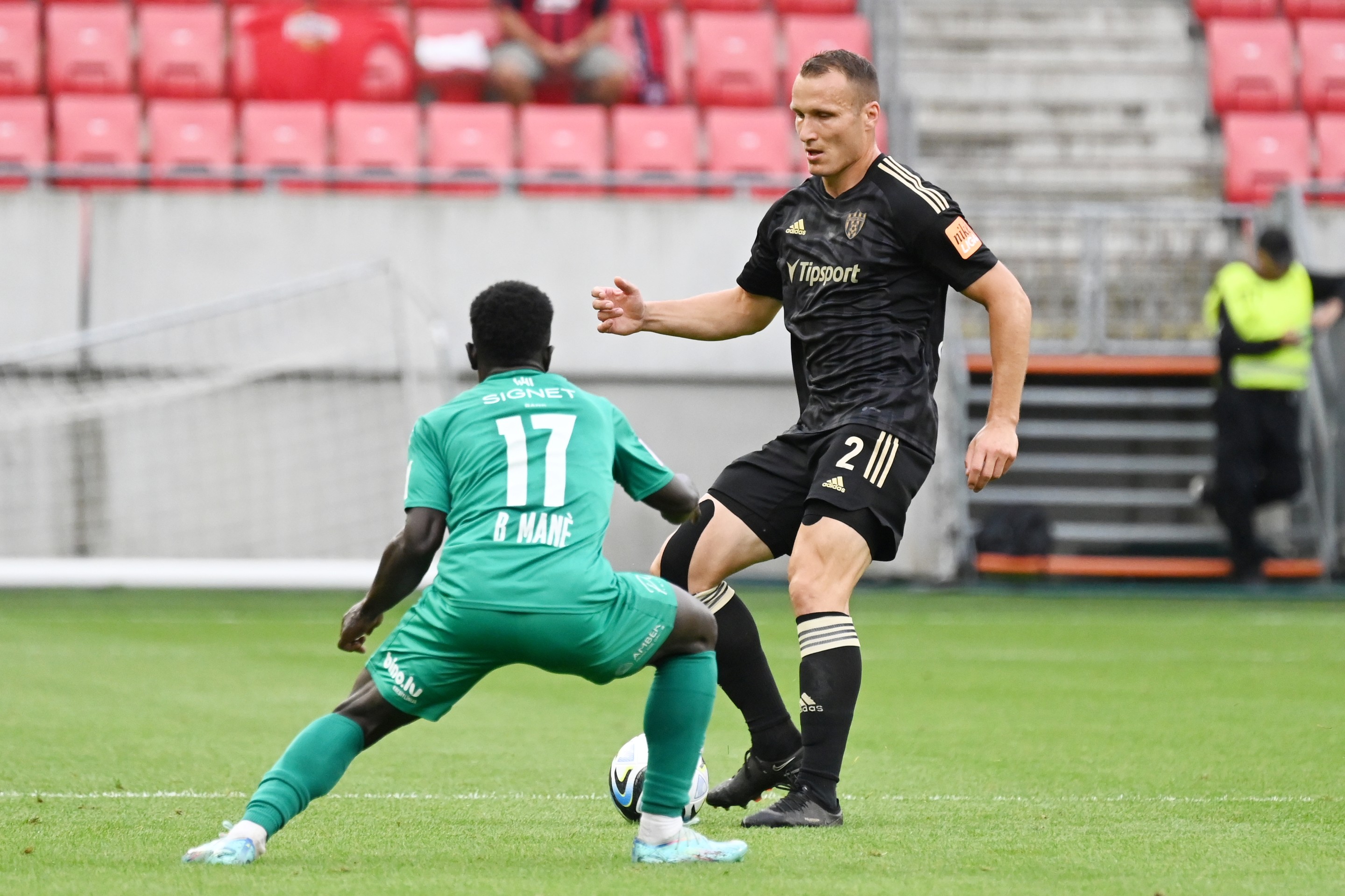 Na snímke vpravo hráč Trnavy Lukáš Štetina a hráč Audy El Hadji Mané.